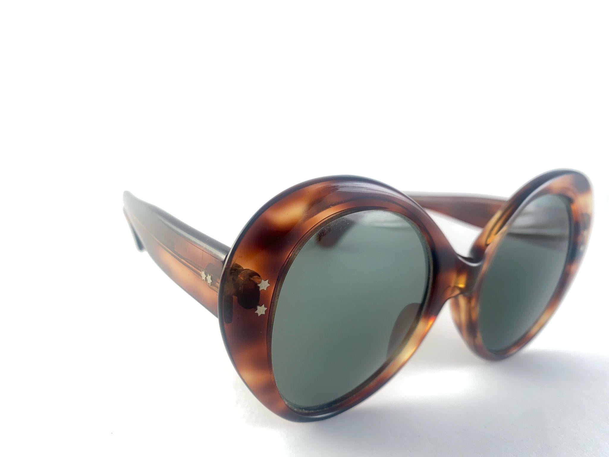 Lunettes de soleil vintage Midcentury Rounded Cat Eyed Dark Tortoise 1960's en vente 2