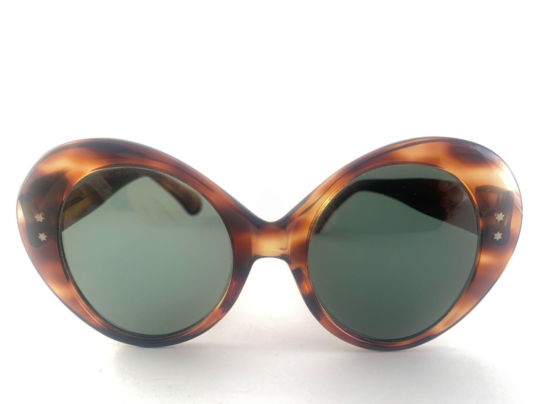 Lunettes de soleil vintage Midcentury Rounded Cat Eyed Dark Tortoise 1960's en vente 3