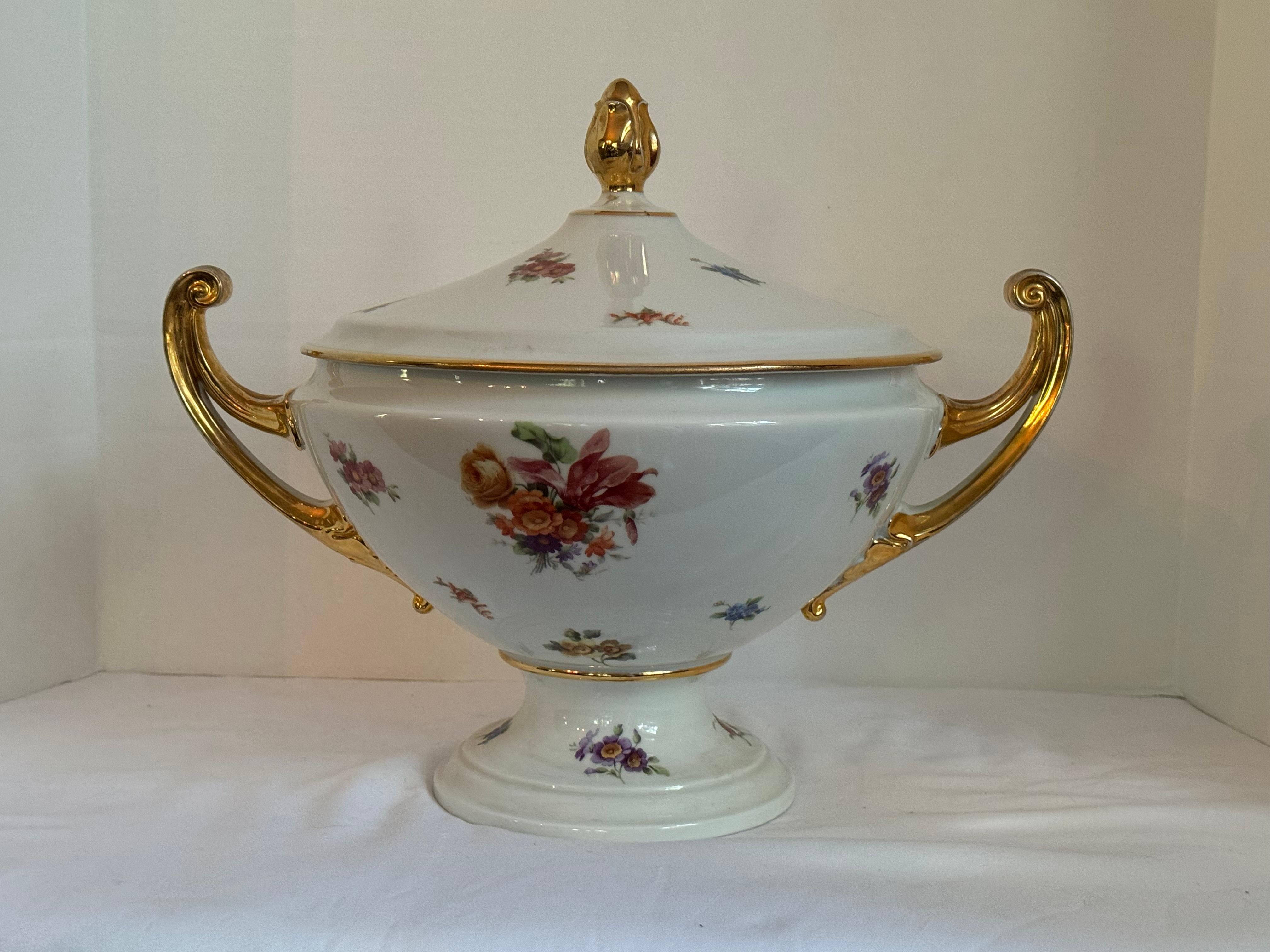   Vintage Mitte des Jahrhunderts handbemalt Eipage Royal Porzellan große Drehung mit  lide.  Verziert mit 24 K  vergoldete Essenz und kleine bunte Blumen und ein Blumenstrauß in der Mitte am Boden markiert  Eipage Royal Czechloslovakia.  

Es ist in