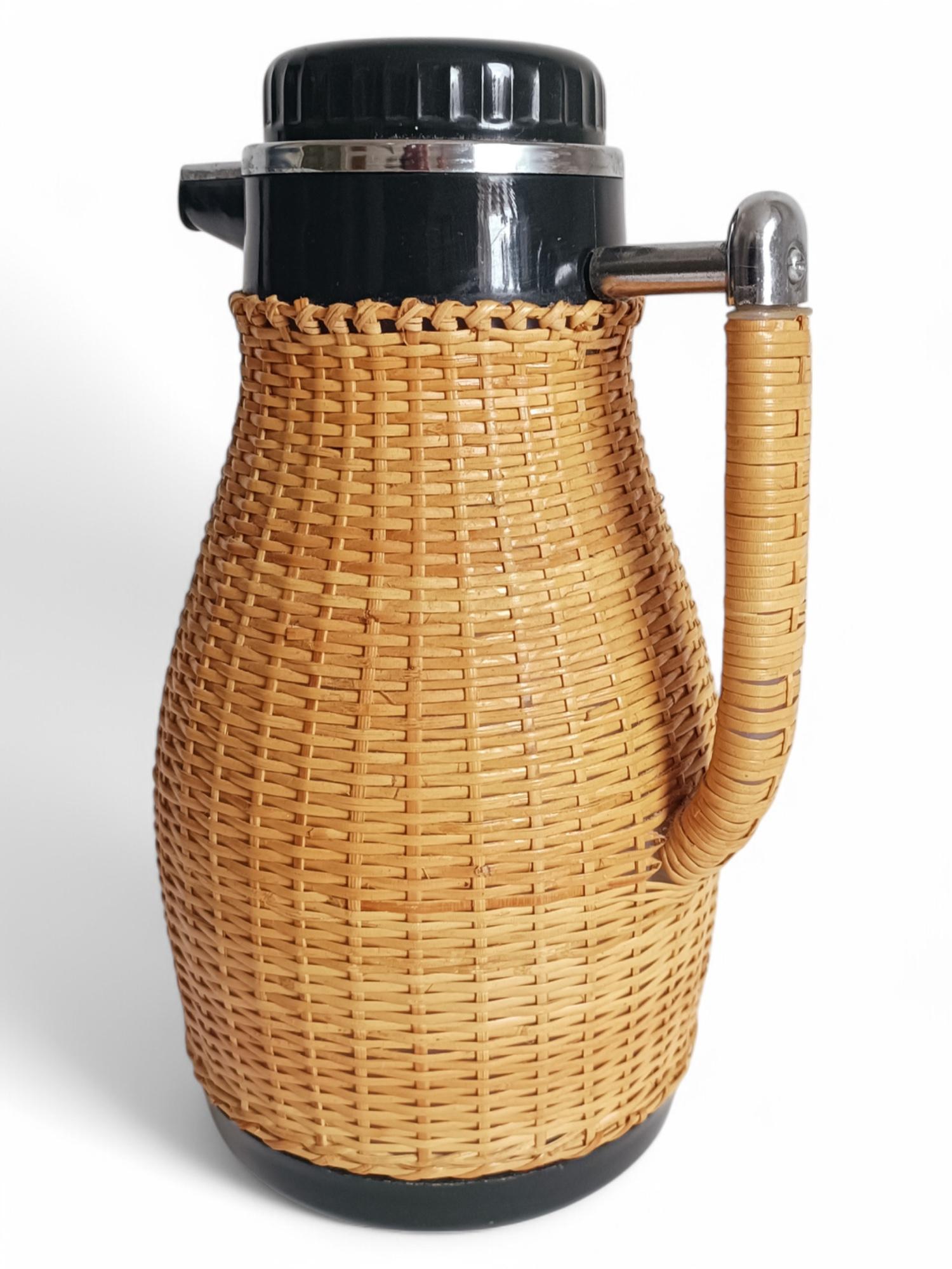 Thermoskanne aus Korbgeflecht, Schweden 1960er Jahre im Angebot 3