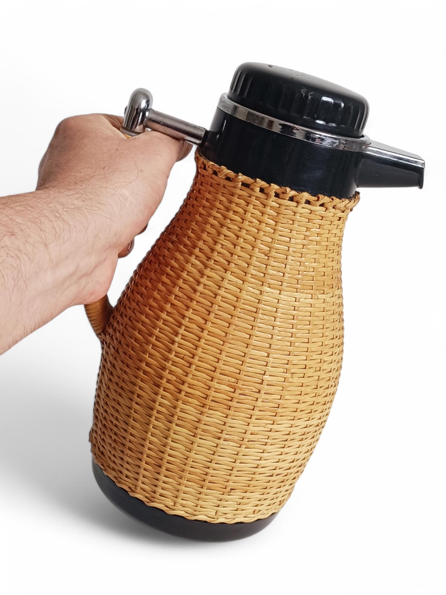 Thermoskanne aus Korbgeflecht, Schweden 1960er Jahre im Angebot 5