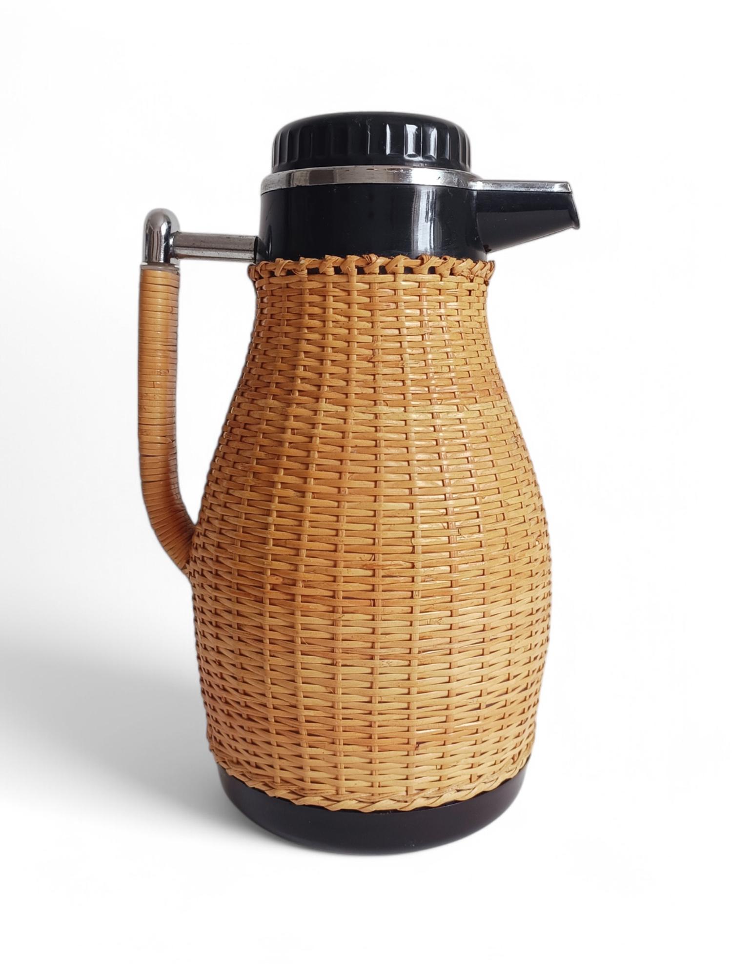 Vintage Mitte des Jahrhunderts skandinavischen Wicker-gefüttert Thermoskrug -Schweden  1960s

Werten Sie Ihre Geschirrsammlung mit dieser schönen skandinavischen Thermoskanne aus der Mitte des Jahrhunderts auf, die Form und Funktion perfekt vereint.