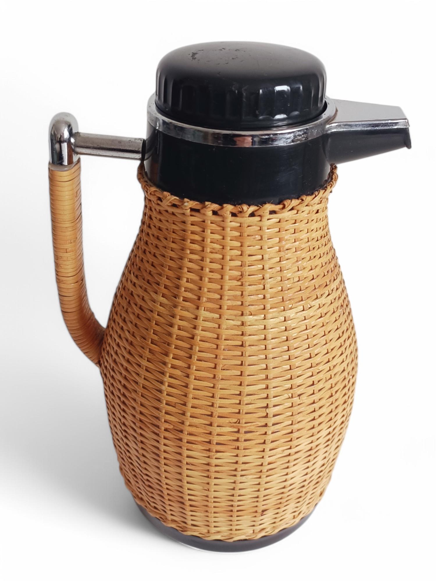 Thermoskanne aus Korbgeflecht, Schweden 1960er Jahre (Moderne der Mitte des Jahrhunderts) im Angebot