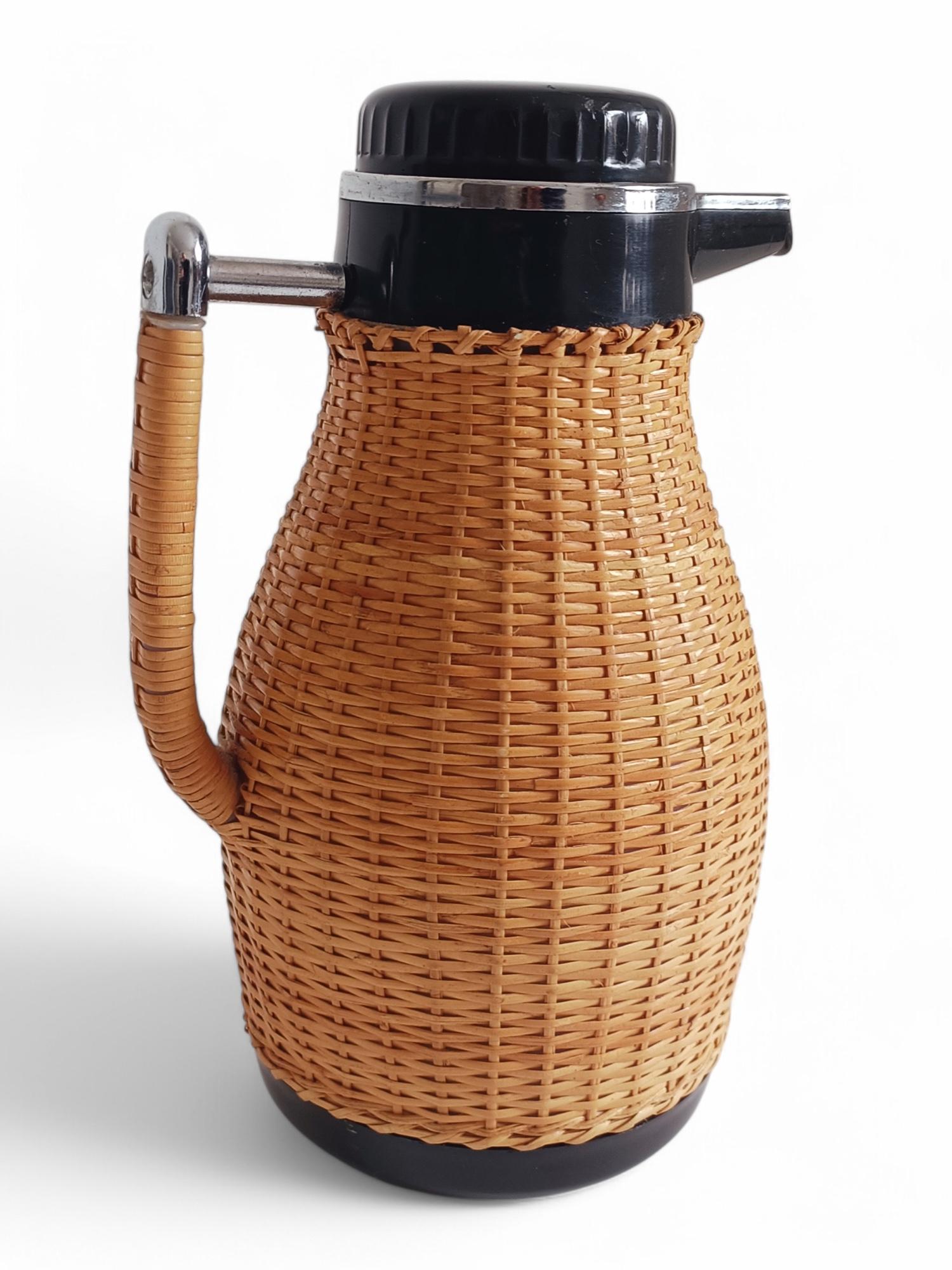 Thermoskanne aus Korbgeflecht, Schweden 1960er Jahre (Schwedisch) im Angebot