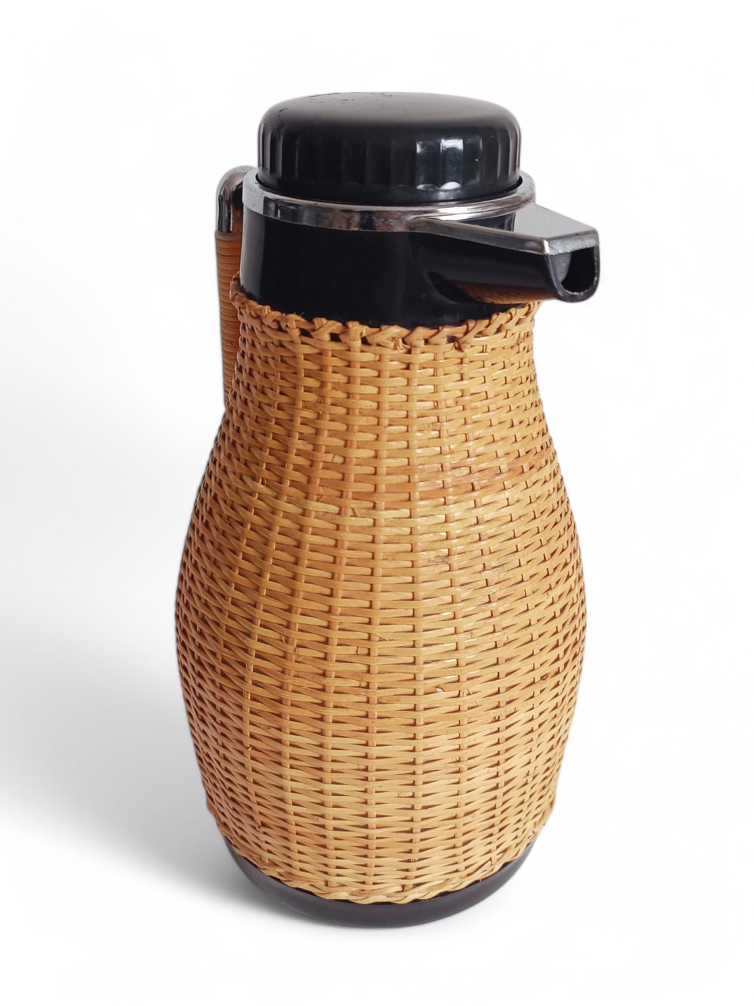 Thermoskanne aus Korbgeflecht, Schweden 1960er Jahre (Mitte des 20. Jahrhunderts) im Angebot