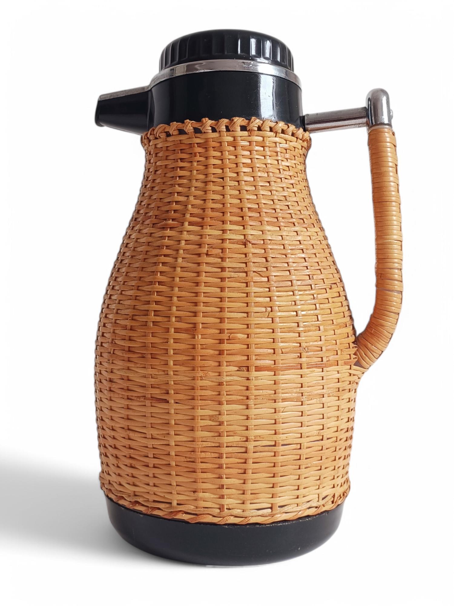 Thermoskanne aus Korbgeflecht, Schweden 1960er Jahre im Angebot 2