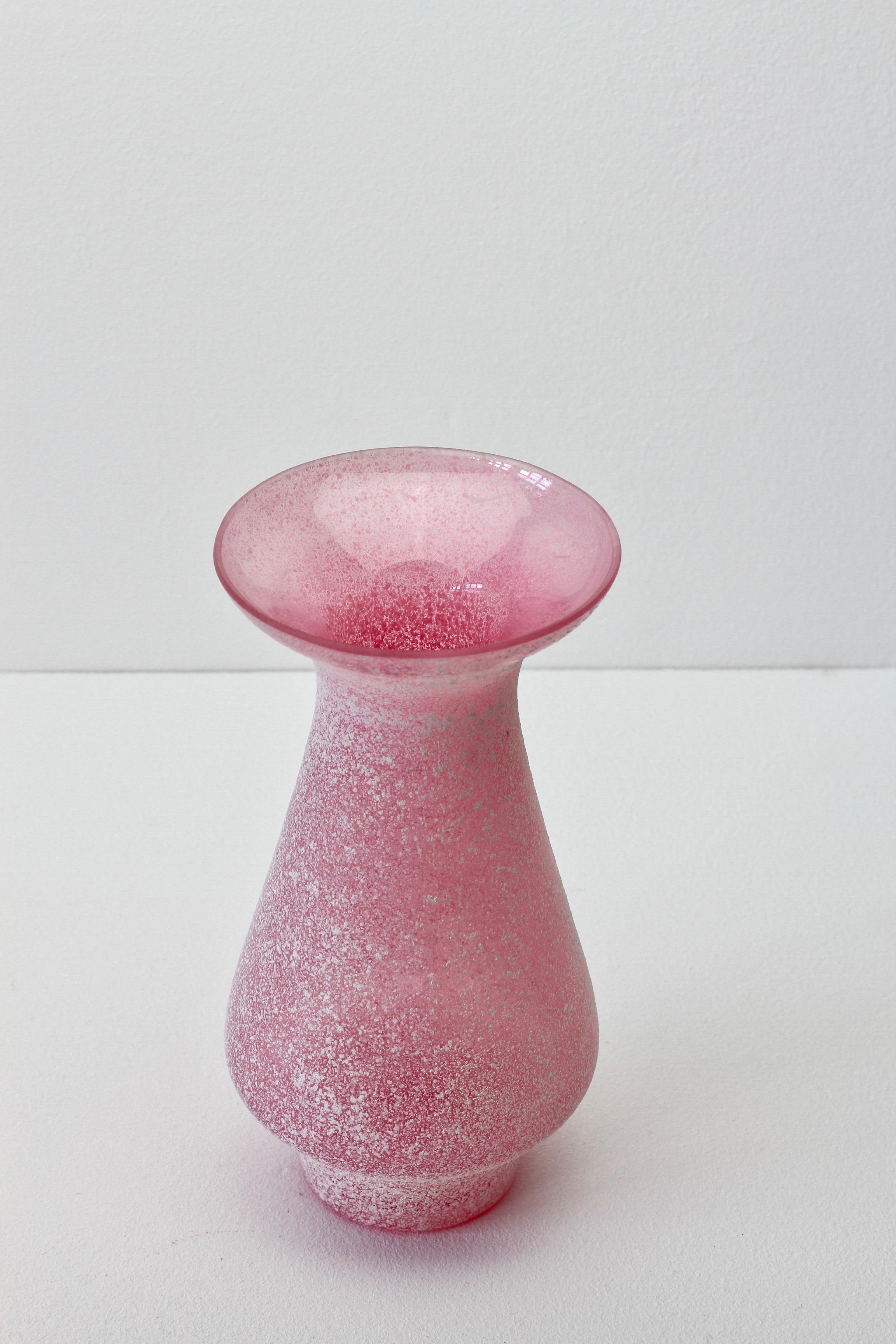 Beautiful 'a Scavo' bright pink colored/ coloured glass vase or vessel by Seguso Vetri d'Arte Murano, Italy, circa 1970s. Elegant in form and showing extraordinary craftmanship with the use of the 'Scavo' technique to replicate to look and feel of