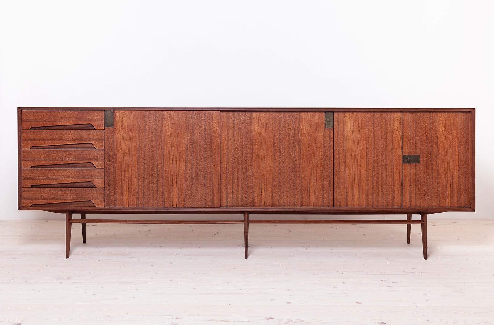 Dieses exquisite Sideboard ist ein wahres Meisterwerk, das Edmondo Palutari in den 1950er Jahren für Mobili Dassi Moderni entworfen hat. Dieses außergewöhnliche Stück vereint schönes italienisches Design und Funktion und ist damit ein Muss für