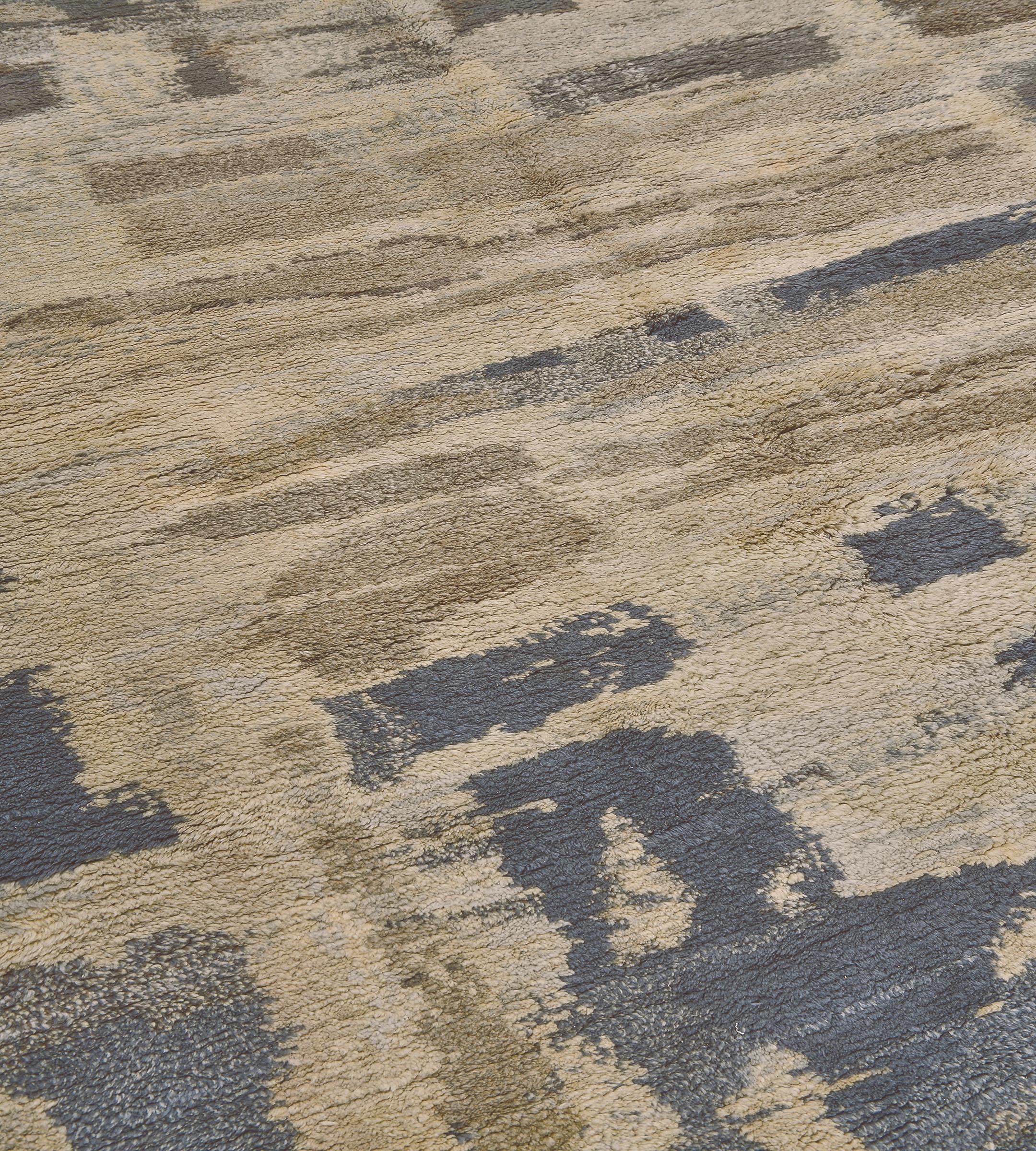 Dieser authentische, handgewebte schwedische Deko-Teppich aus der Mitte des Jahrhunderts hat ein elfenbeinfarbenes Gesamtfeld, das mit abstrakten, bürstenartigen Strichen in Braun, Schiefer und Stein akzentuiert ist.