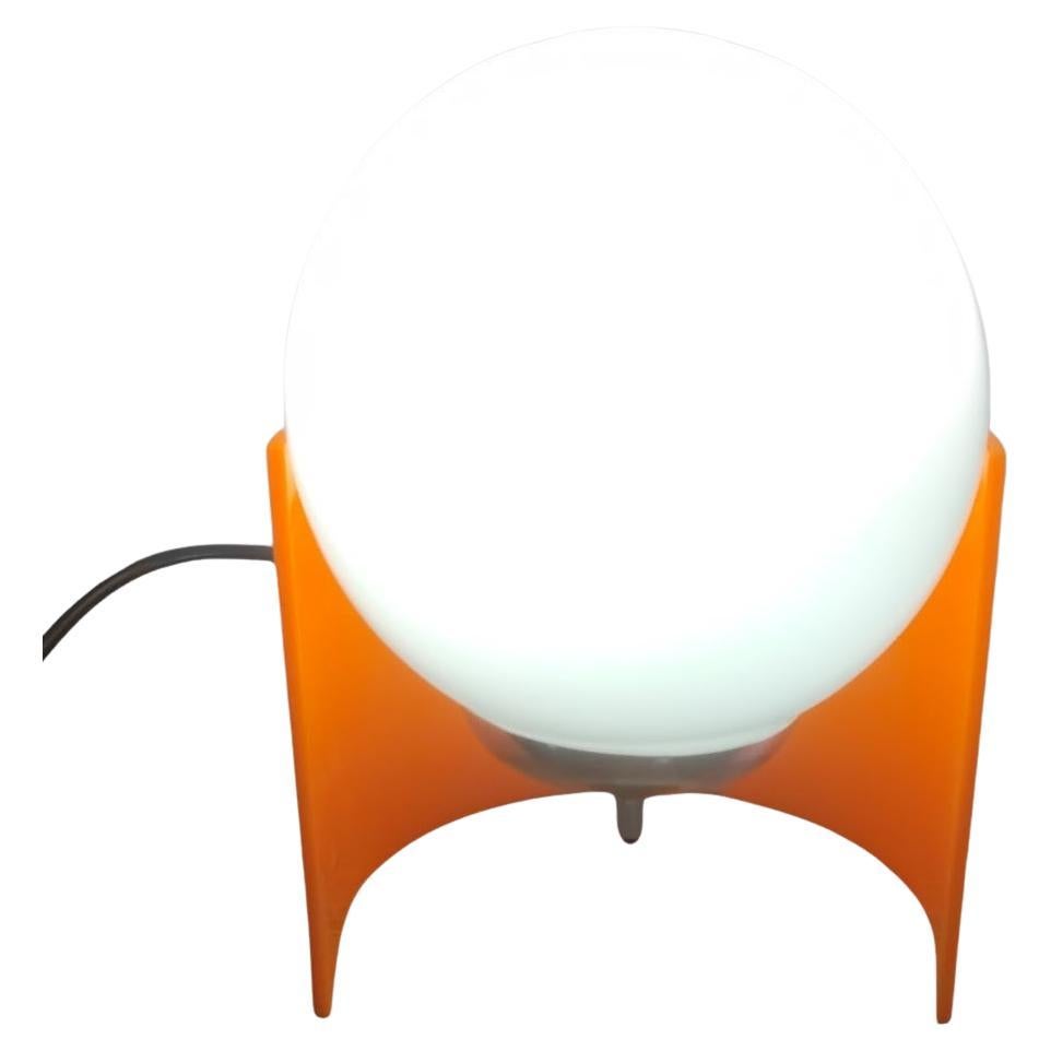 Bellissima lampada da tavolo vintage degli anni '70, realizzata in metacrilato arancione con un globo opalino. Buone condizioni, elettrificazione controllata.