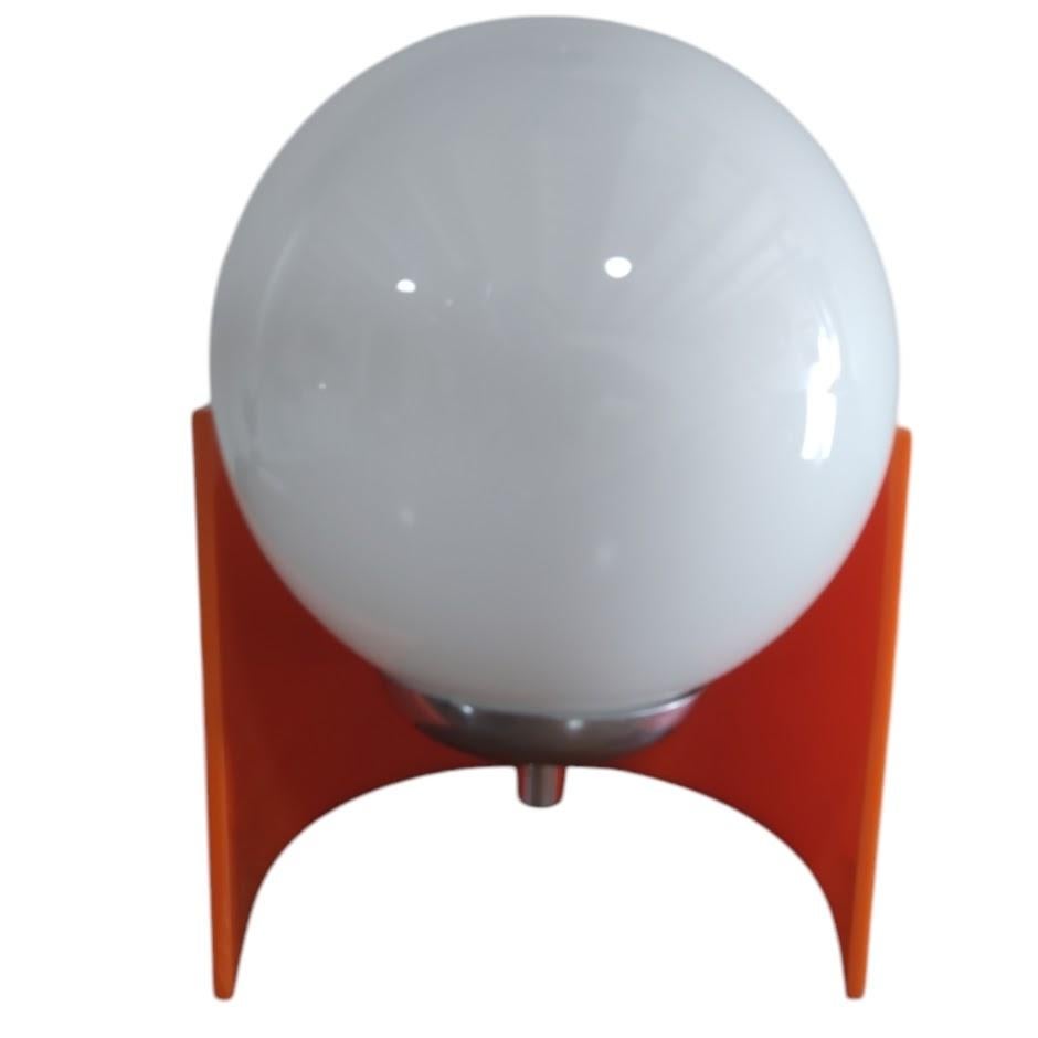 Mid-Century moderno Lampada da tavolo vintage del Medioevo Acrilic Orange in vendita