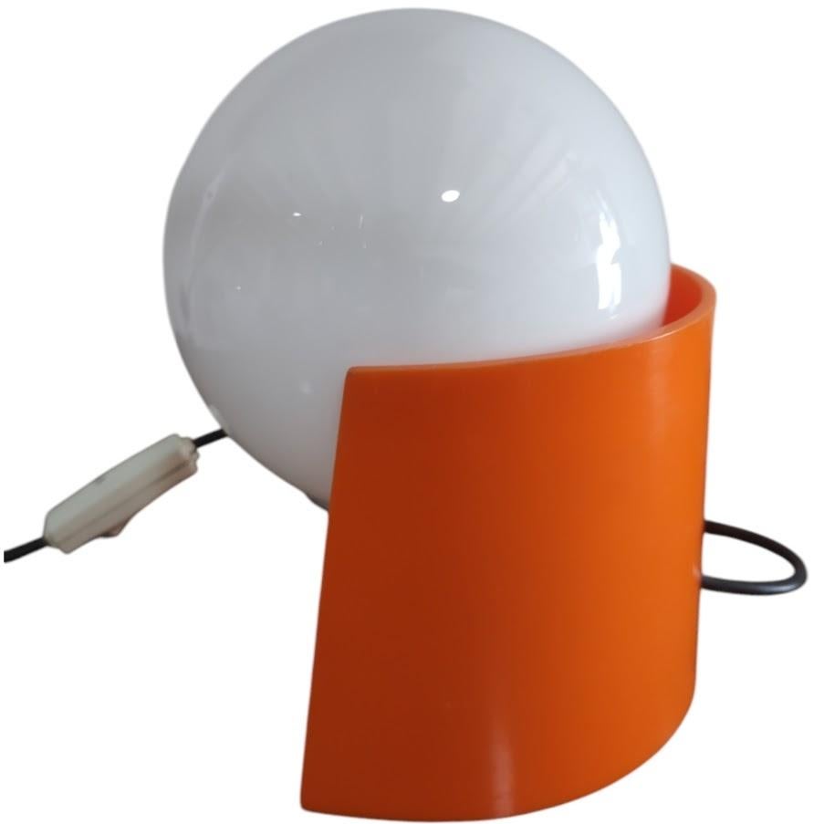 Argentino Lampada da tavolo vintage del Medioevo Acrilic Orange in vendita