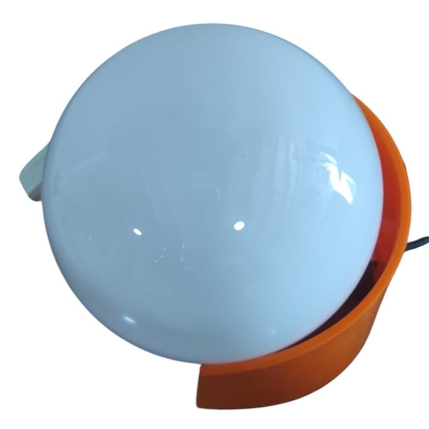 Lampada da tavolo vintage del Medioevo Acrilic Orange In condizioni buone in vendita a Ciudad Autónoma Buenos Aires, AR