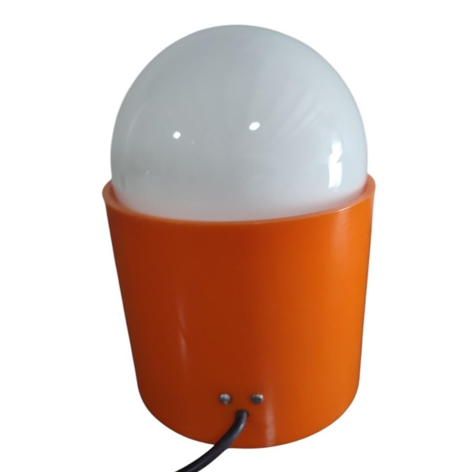 Fine XX secolo Lampada da tavolo vintage del Medioevo Acrilic Orange in vendita