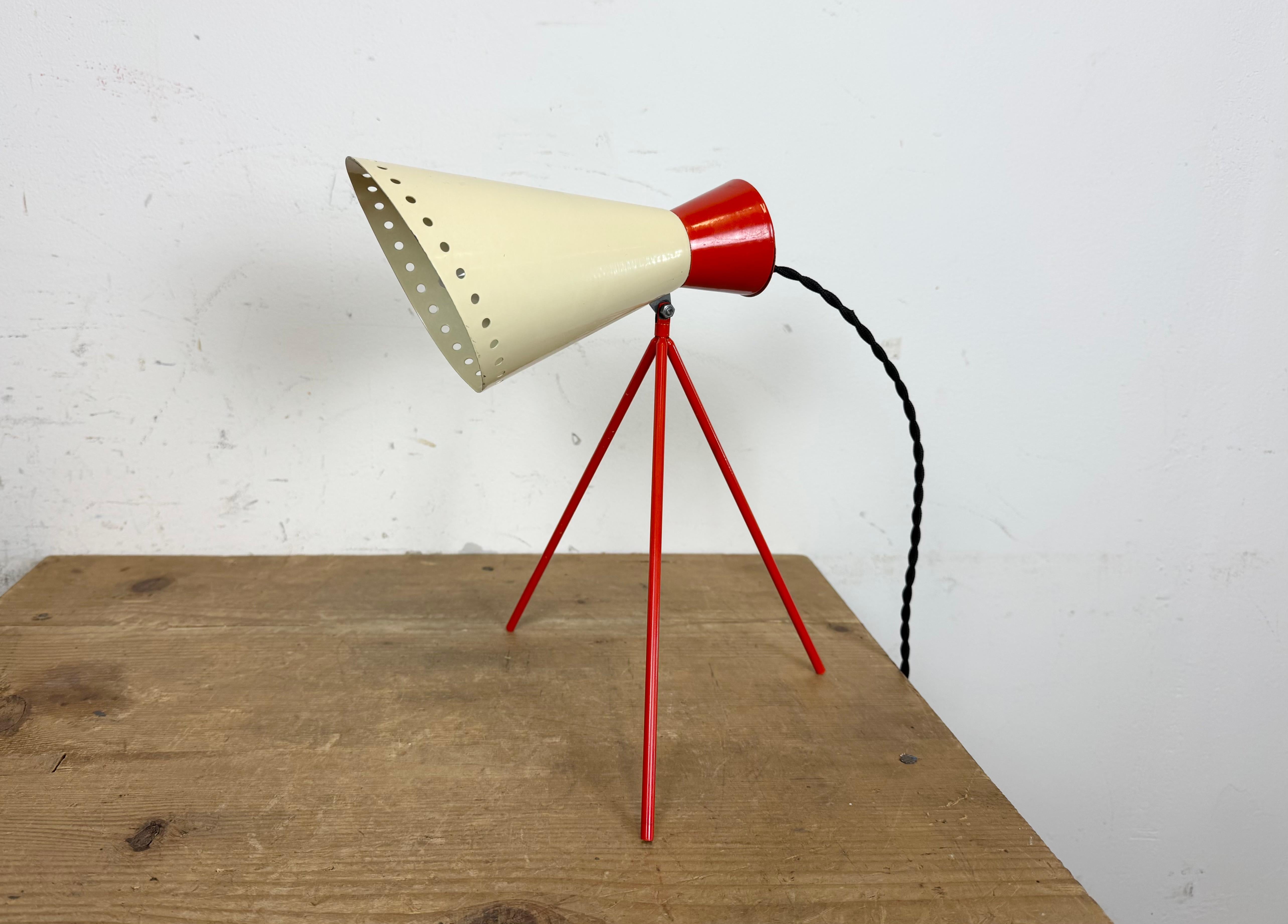 Iconic midcentury beige- red table lamp,designed by Josef Hůrka for Czechoslovak pavilion at Expo 58 in Brussels. Made by Napako. Model 1618.
It features a beige metal shade and a red iron tripod.The socket requires E14 lightbulb. Unoriginal switch