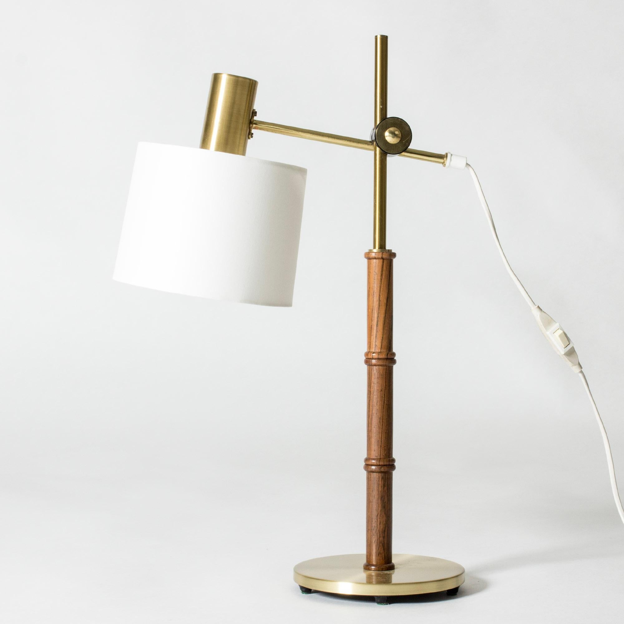 Bonita lámpara de sobremesa de Falkenbergs Belysning, fabricada en latón con vástago de palisandro. Madera tallada en forma de tallo de bambú. Altura y ángulo de la pantalla regulables.
