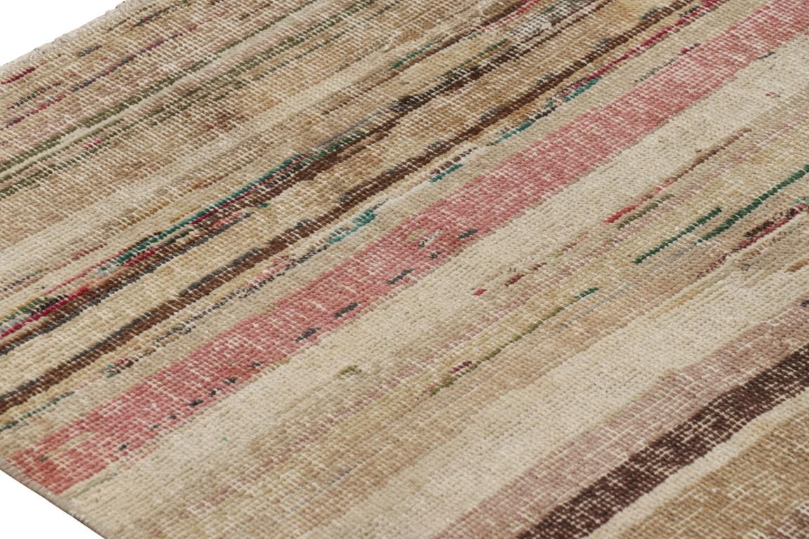 Alfombra abstracta vintage desgastada con vibrantes estrías policromáticas - Rug & Kilim Turco en venta