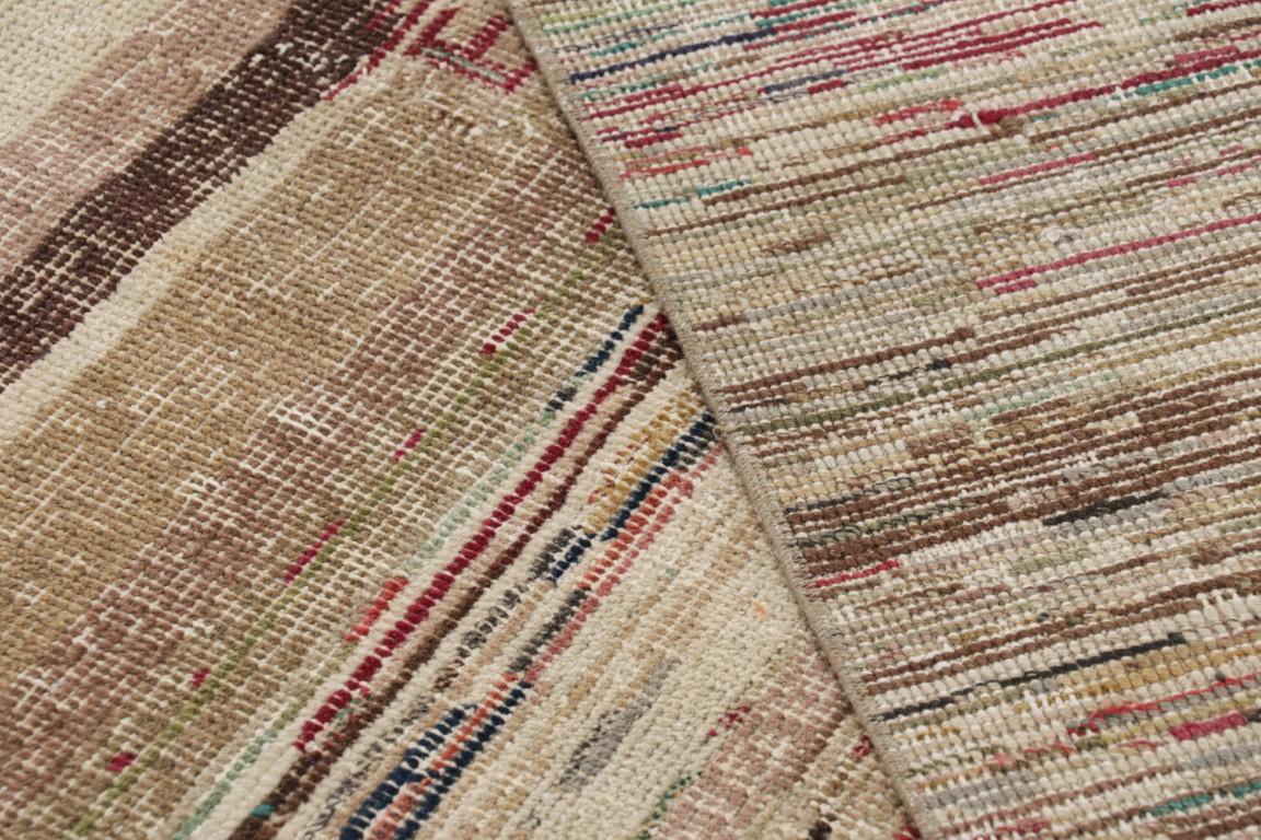 Alfombra abstracta vintage desgastada con vibrantes estrías policromáticas - Rug & Kilim en venta 1