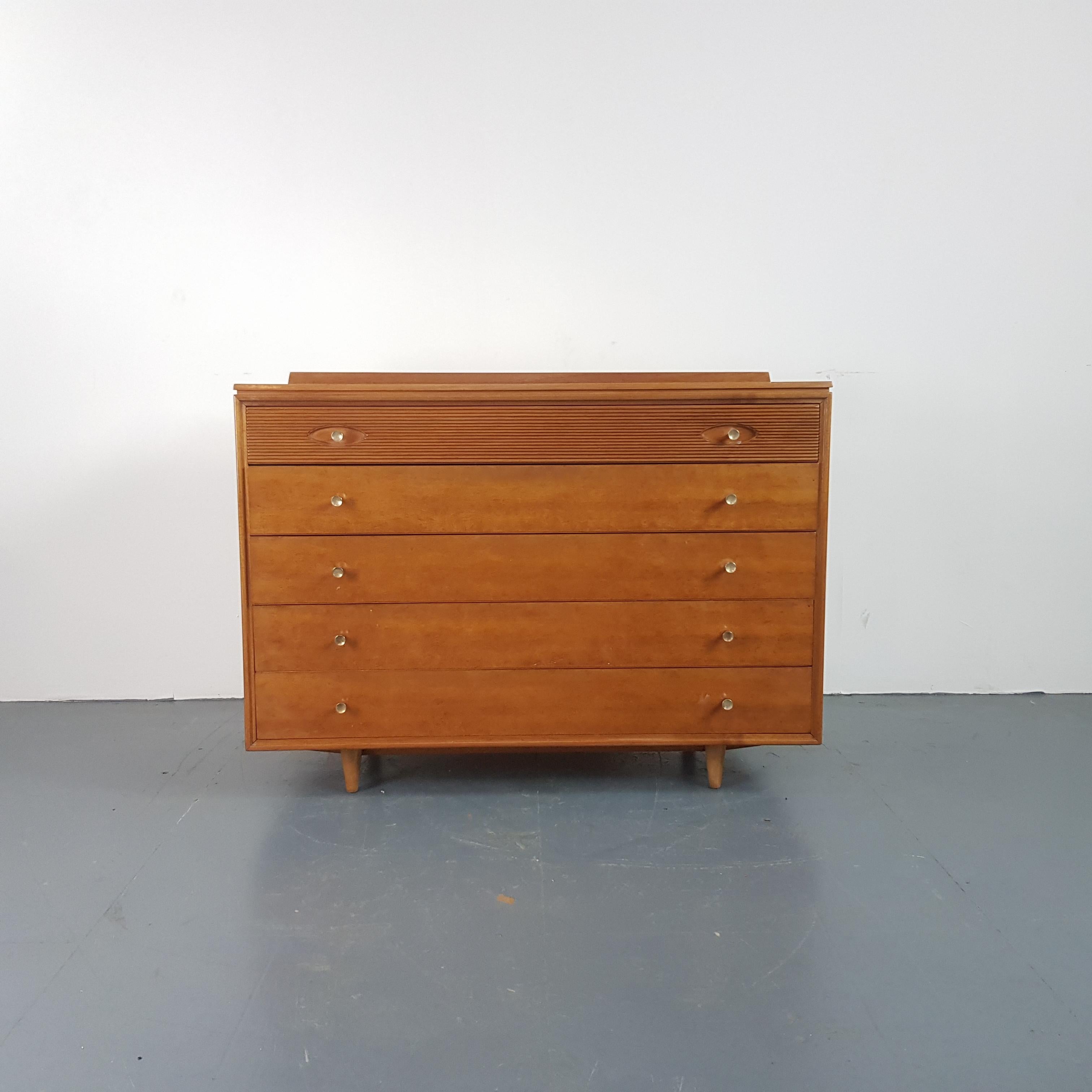Lovely midcentury chest of drawers made from teak, designed by Robert Heritage for Archie Shine. With signature reeded drawer fronts.

Approximate dimensions:

Width: 99cm

Depth: 47cm

Height: 75cm.

Drawers:

94 x 35 x 8cm (top)

94
