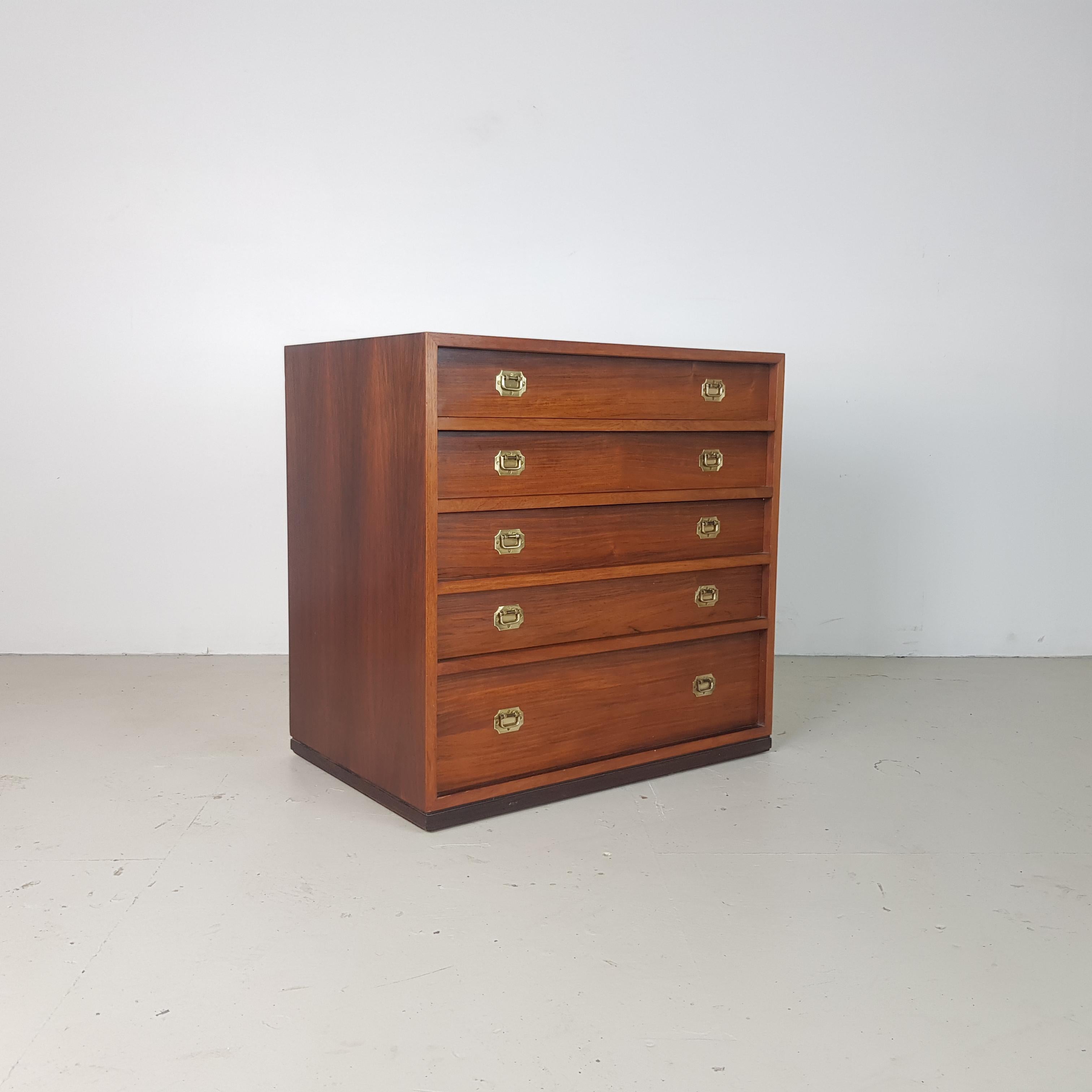 Lovely 5 drawer teak chest of drawers with original metal handles.

Approximate dimensions:

Height: 65cm

Depth: 43cm

Width: 65cm

Drawers: W 59cm, D 37cm, H 7/14cm.

In good vintage condition.
      
