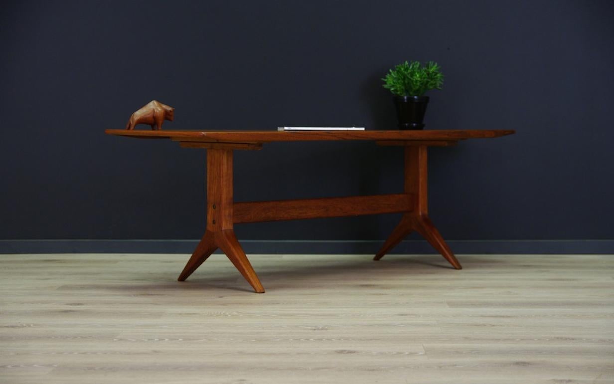 Original coffee table of the 1960s-1970s. Classic shape with teak veneer. Original teak legs. Preserved in good condition (small dings and scratches), directly for use.

Dimensions: height 51cm table-top 154cm x 54cm.