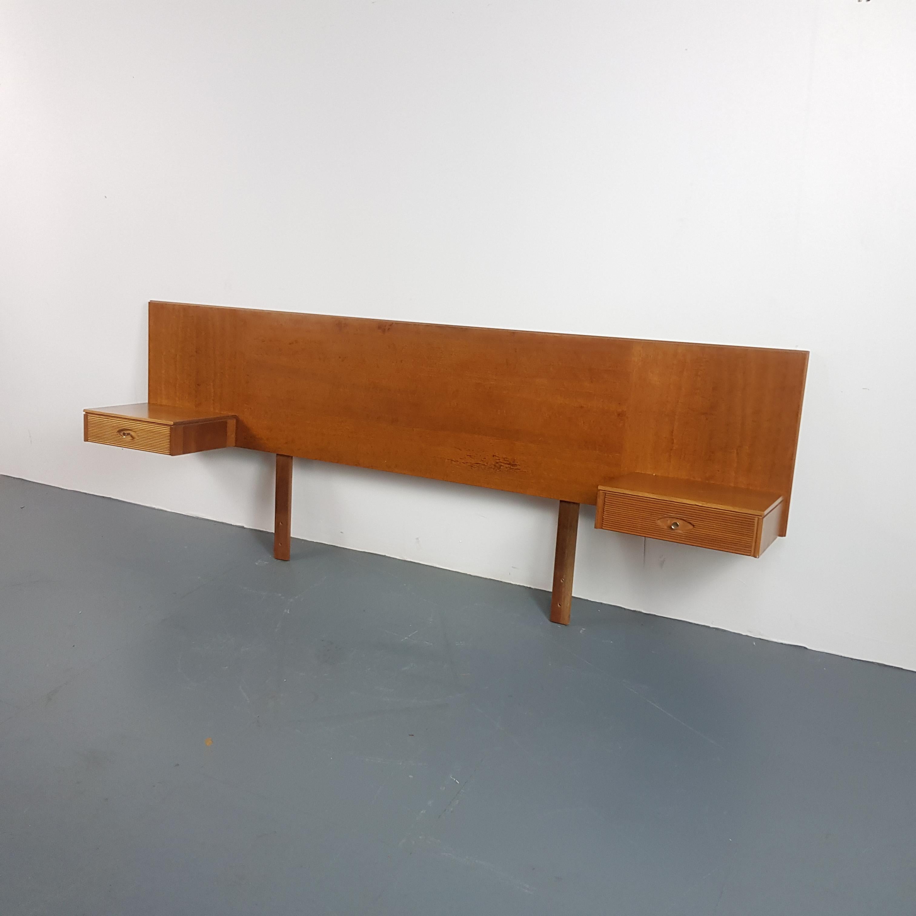 Lovely midcentury headboard with built-in bedside drawers made from teak, designed by Robert Heritage for Archie Shine. With signature reeded drawer fronts.

Approximate dimensions:

Width: 230cm

Depth: 32cm

Height: 89cm

Drawers: 35cm x