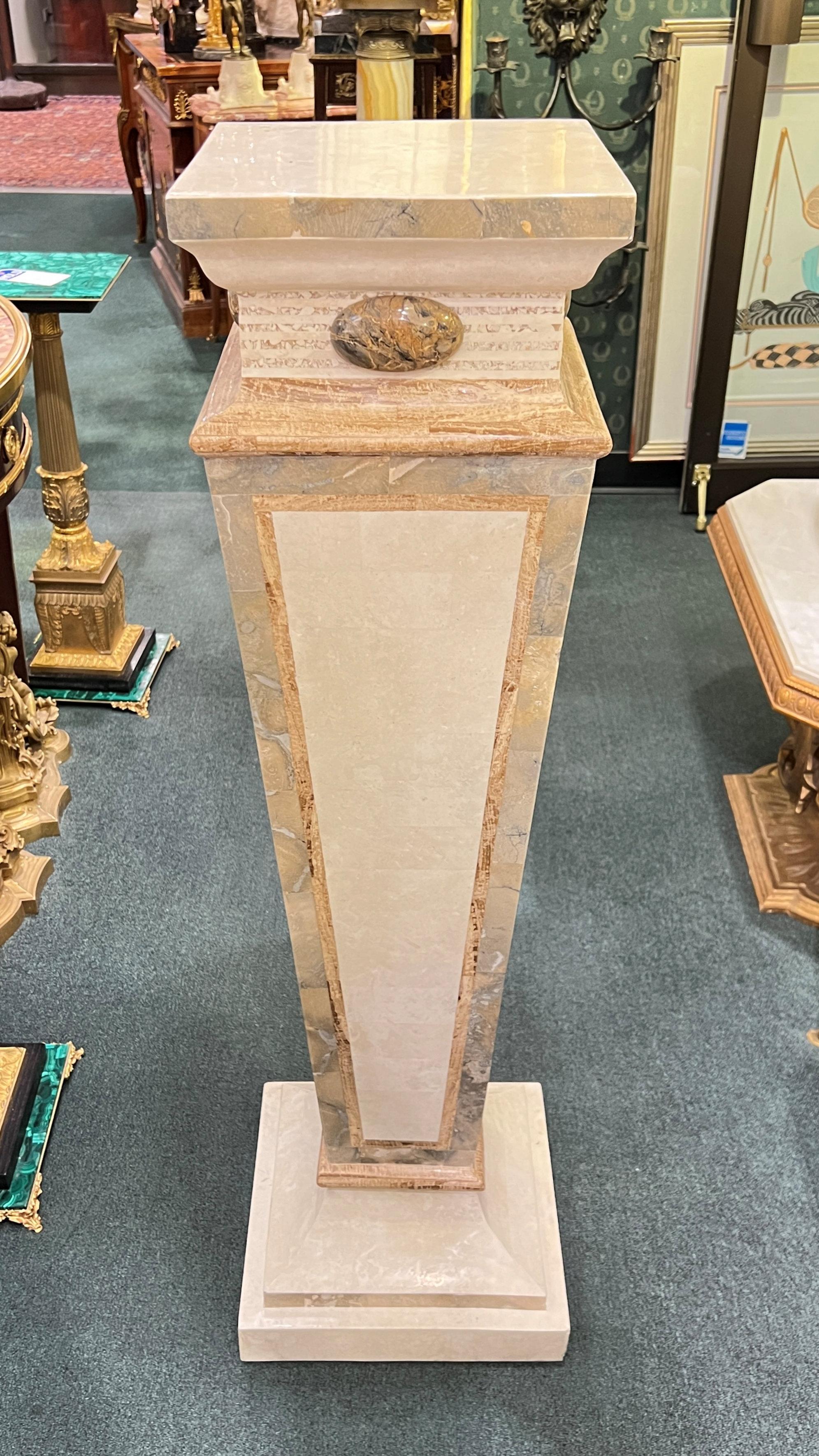 Appliqué Vintage Mid-Century Tessellated Pedestal (piédestal tessellé) en vente