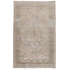 Tapis d'Anatolie tribal vintage du milieu du siècle dernier