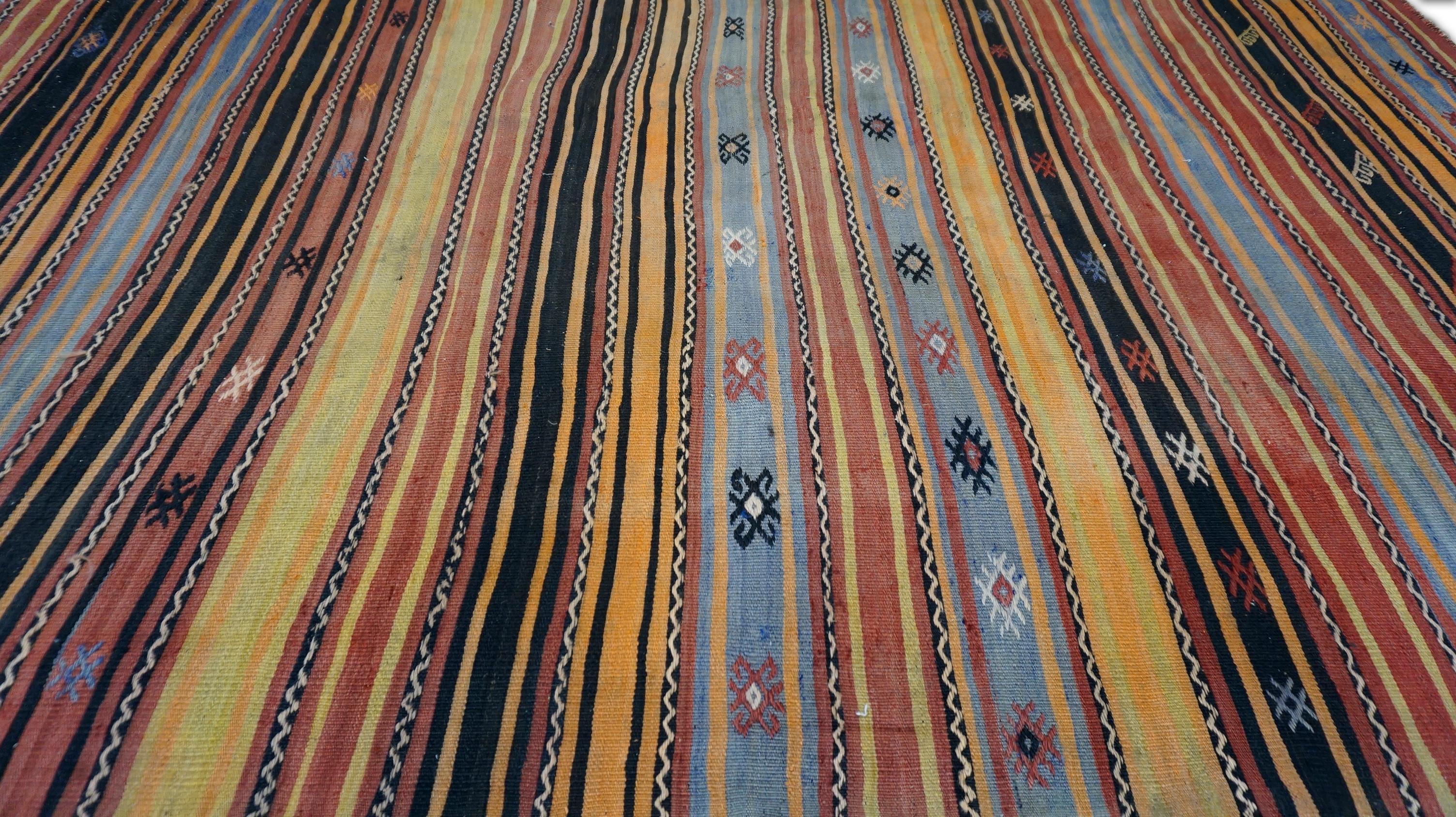 Vintage Midcentury Turkish Jijim Wool Kilim 5'7''x10'4'' In Good Condition For Sale In Torrance, CA