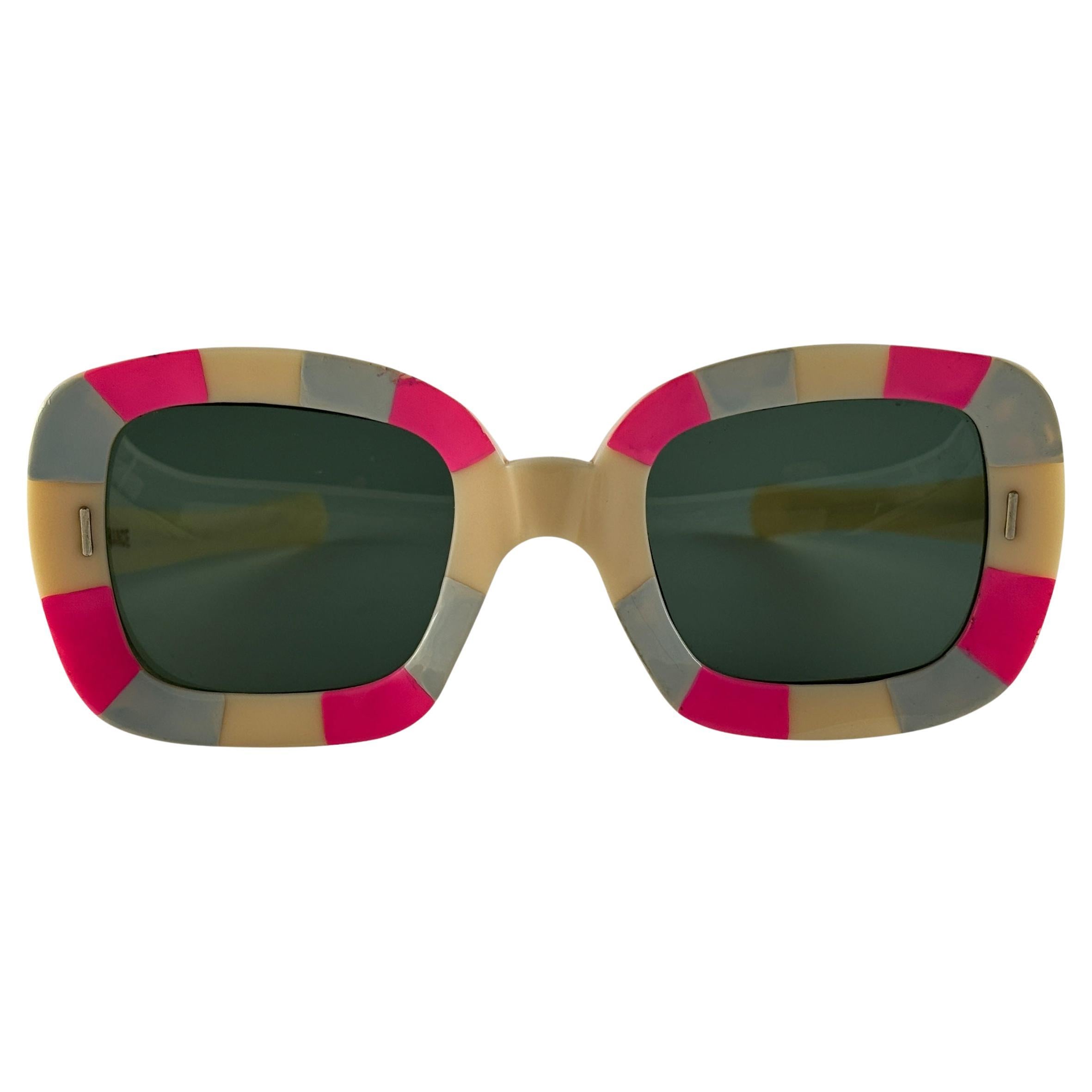 
Vintage Midcentury Multicolored Tv  Shaped Frame Sporting Grey Lenses.
This Item Show Minor Sign Of Wear On Both Frame And Lenses Due To Storage.

Made In  France.

Front                                      14.5 Cms
Lens Height                    