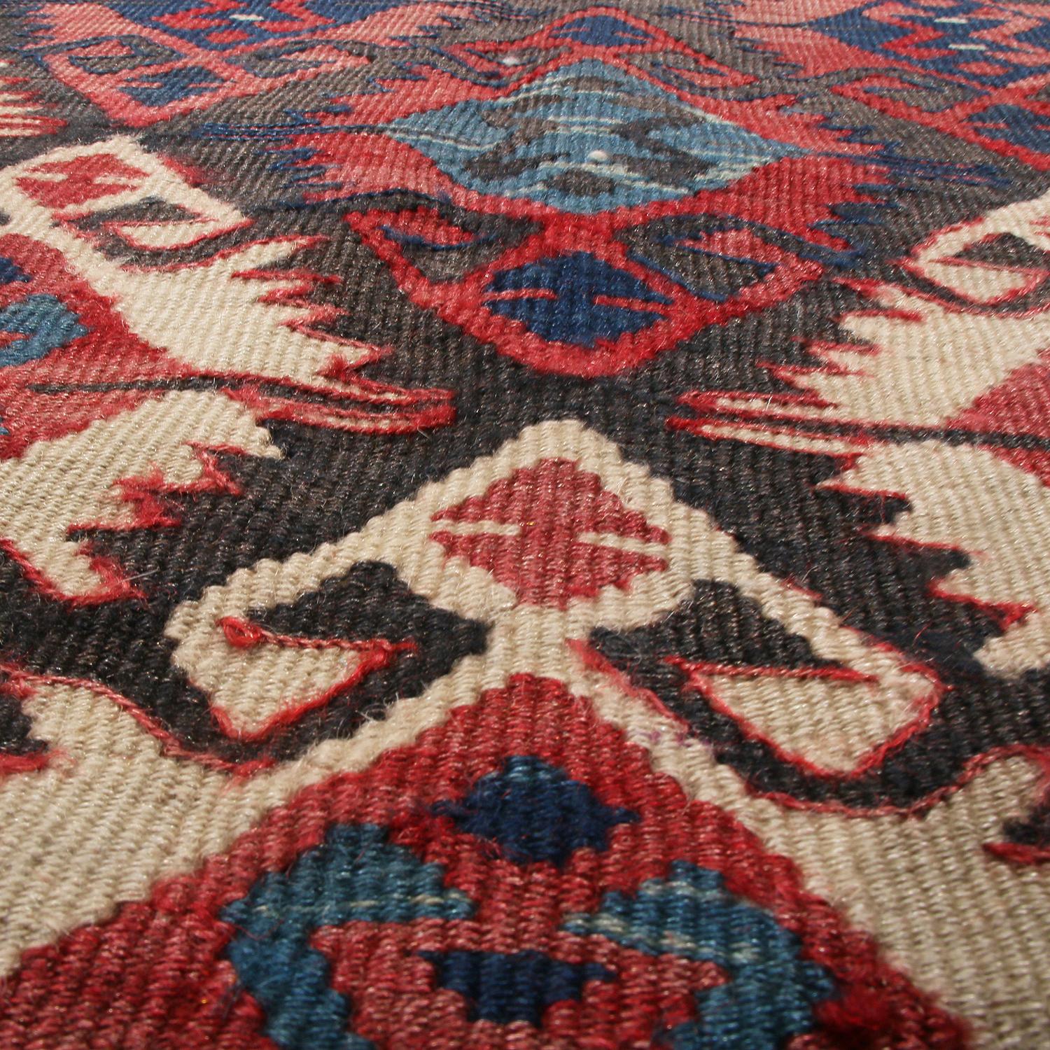 Brauner und roter Woll-Kelim-Teppich aus der Mitte des Jahrhunderts mit blauen Akzenten von Teppich & Kelim im Zustand „Gut“ im Angebot in Long Island City, NY