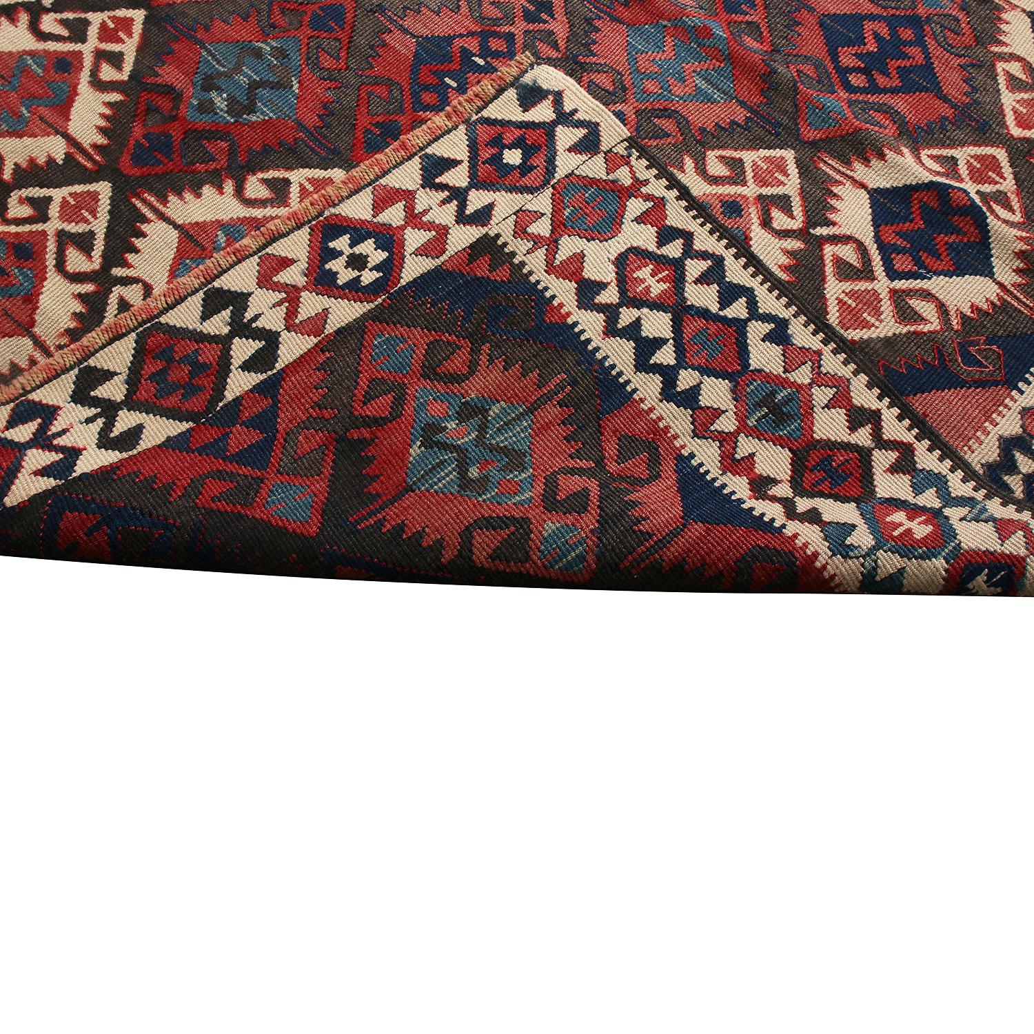 Brauner und roter Woll-Kelim-Teppich aus der Mitte des Jahrhunderts mit blauen Akzenten von Teppich & Kelim (Mitte des 20. Jahrhunderts) im Angebot