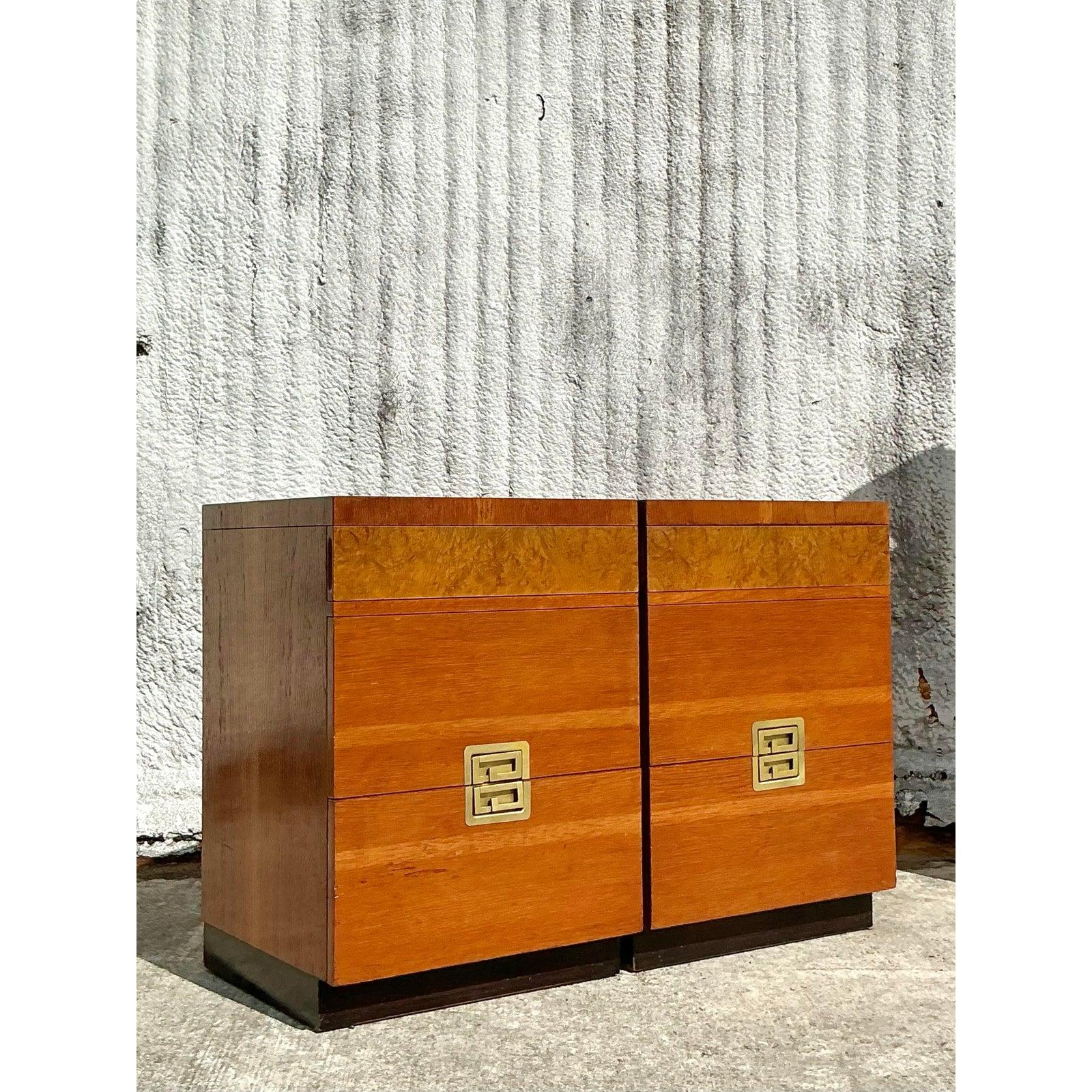 Vintage Midcentury Van Leigh Burl Wood Band Nachttische - ein Paar (amerikanisch) im Angebot