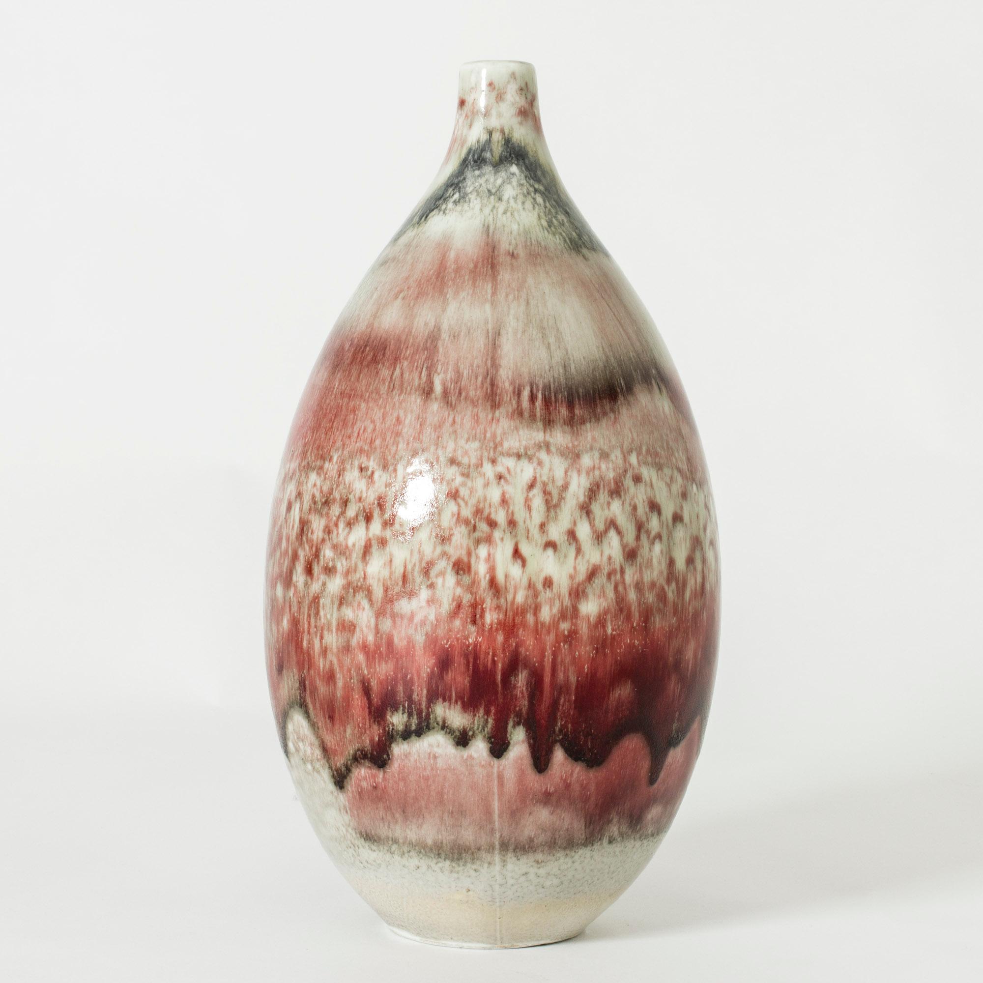 Steinzeugvase von Friedl Holzer-Kjellberg, groß und voluminös, glasiert mit einer erstaunlichen, tiefroten Ochsenblutglasur. Schöne Variation der Glasur rund um den Körper.