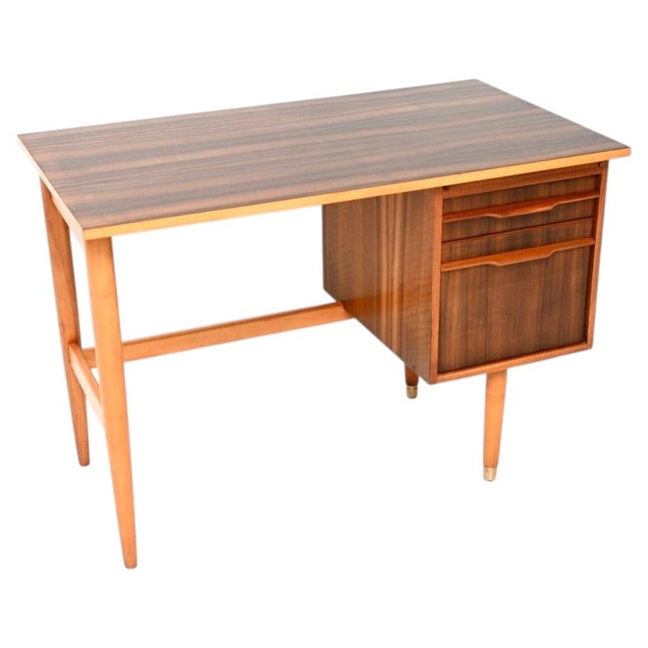 Bureau vintage en noyer du milieu du siècle en vente