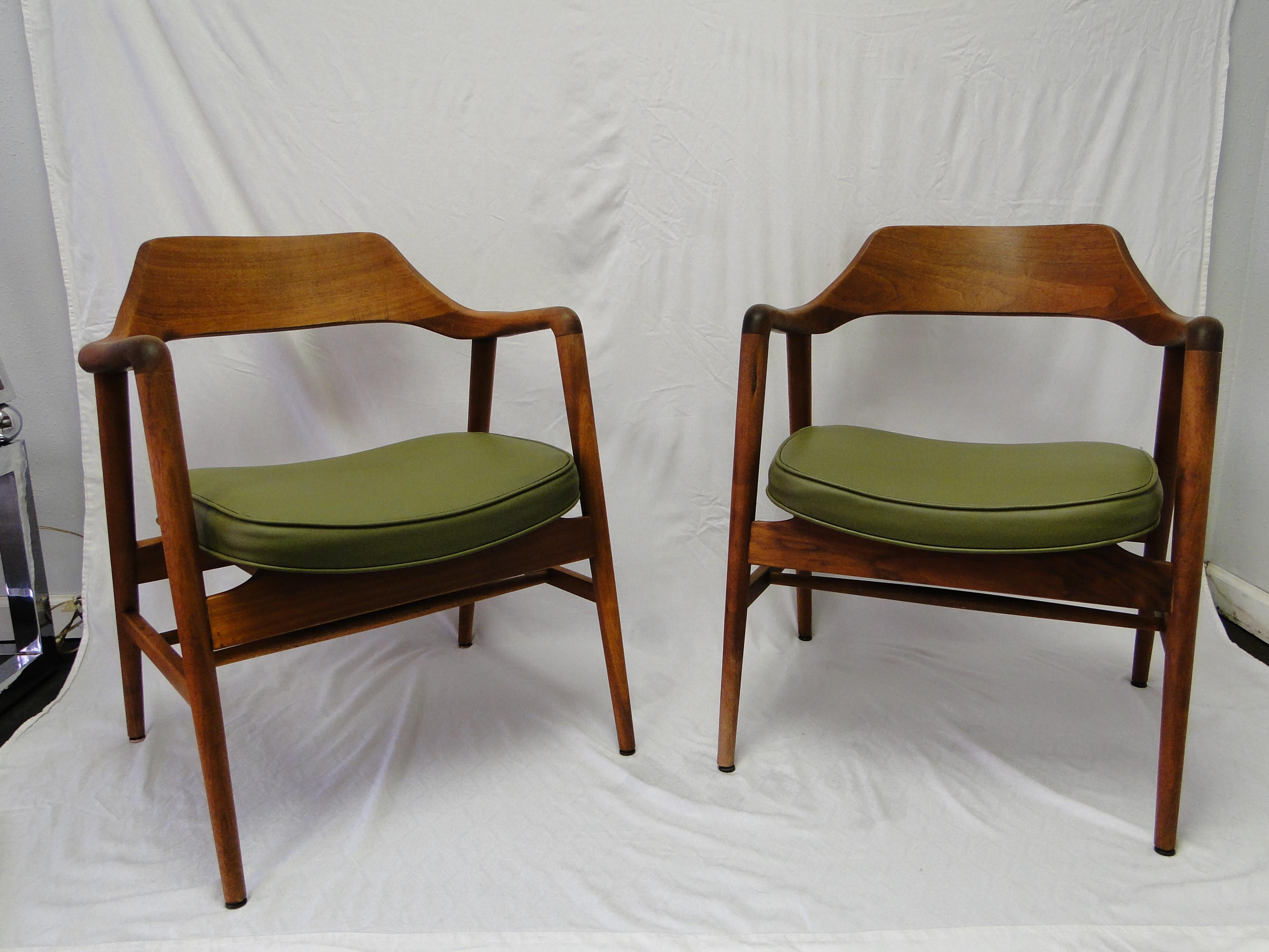 Beautiful sculptural vintage midcentury walnut chair by Gunlocke. Overall the chair is in great condition for the age but the chairs are put together through pegs and over time have loosened so there is a bit of wiggle in the chairs. These would