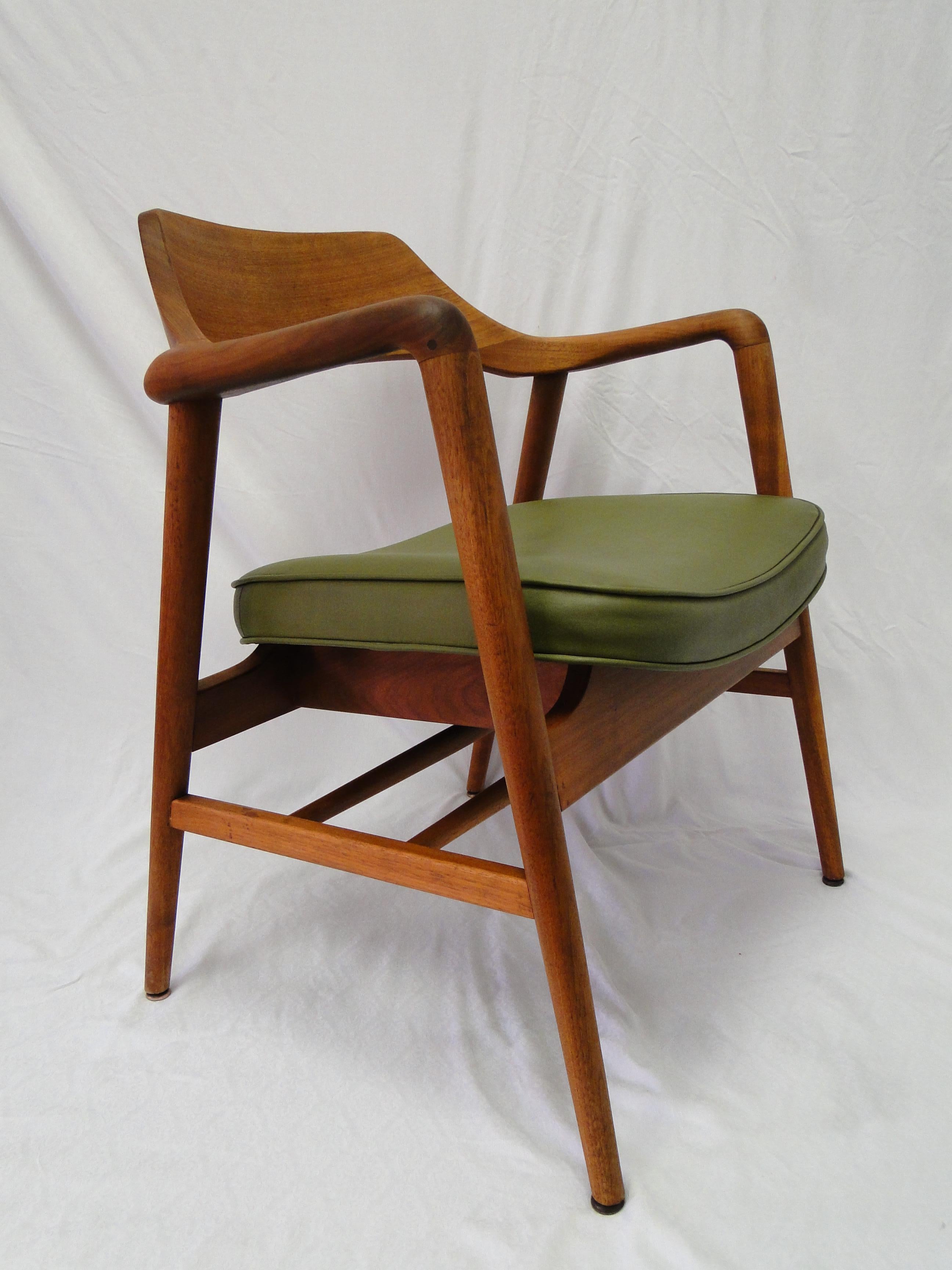 Mid-Century Modern Vintage Midcentury Walnut Sculptural Chairs by Gunlocke For Sale