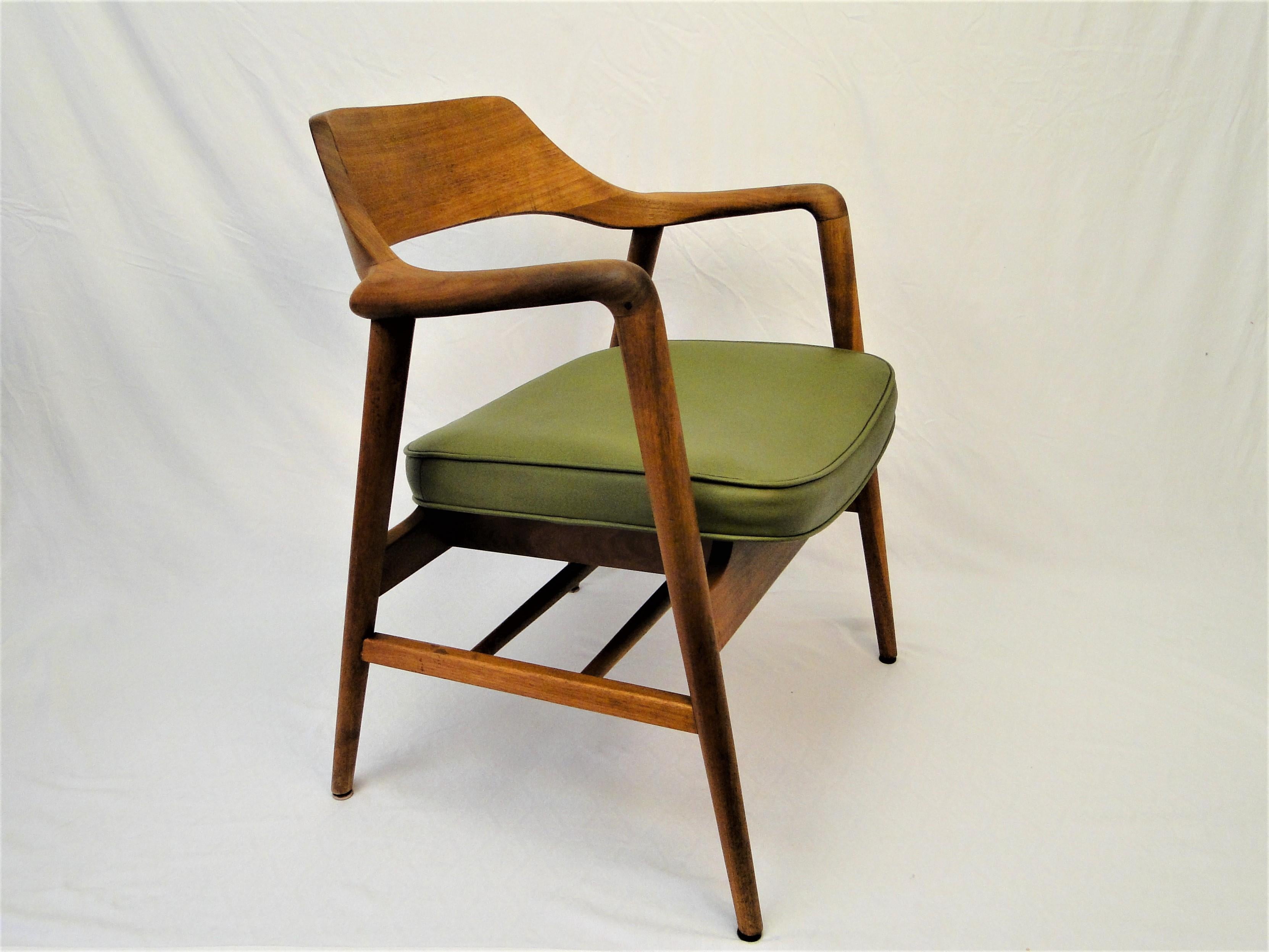 Vintage Midcentury Walnut Sculptural Chairs by Gunlocke In Fair Condition For Sale In Tulsa, OK