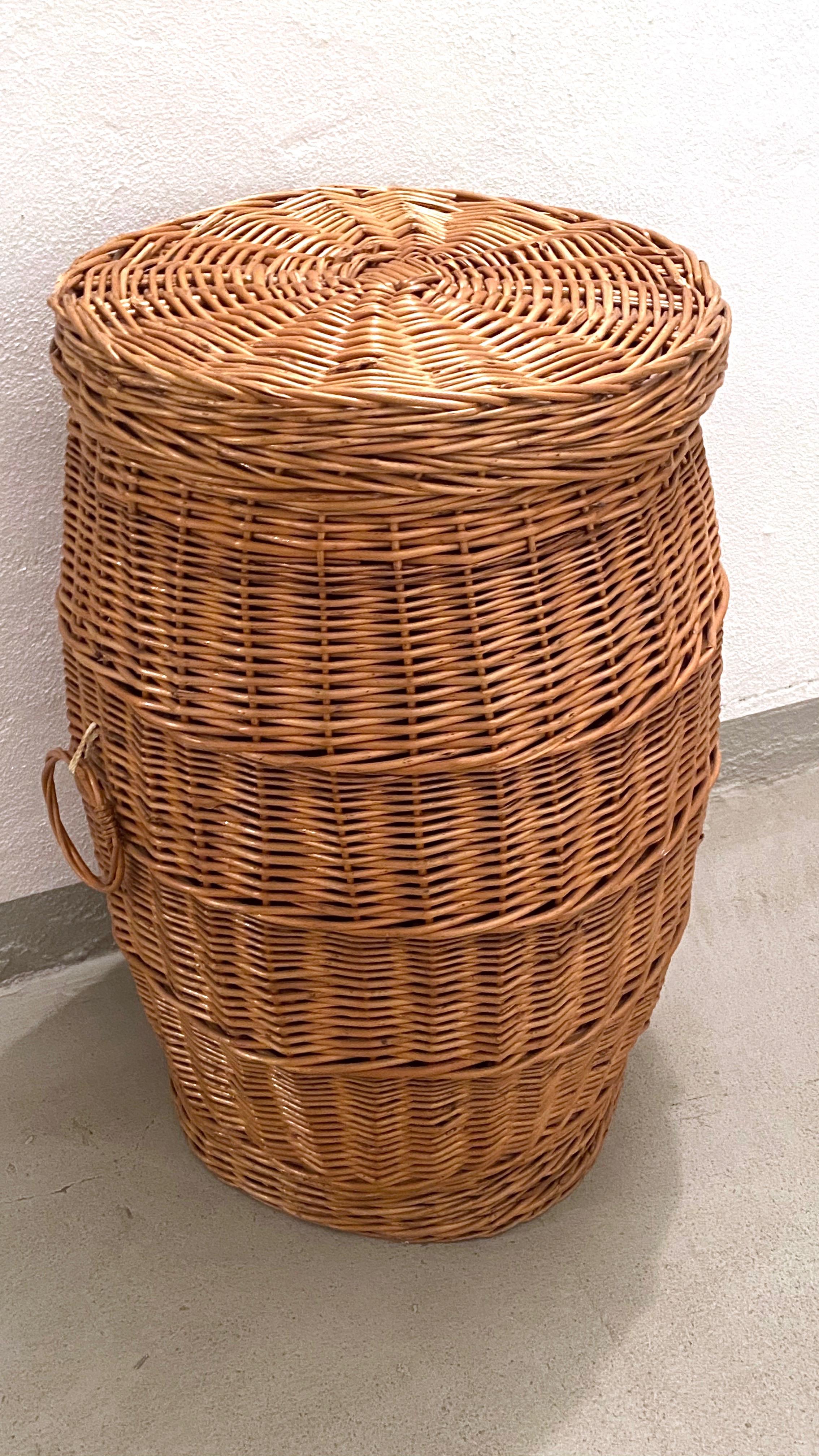 Vintage Midcentury Wicker Laundry Basket Hamper, 1970s, German In Good Condition In Nuernberg, DE