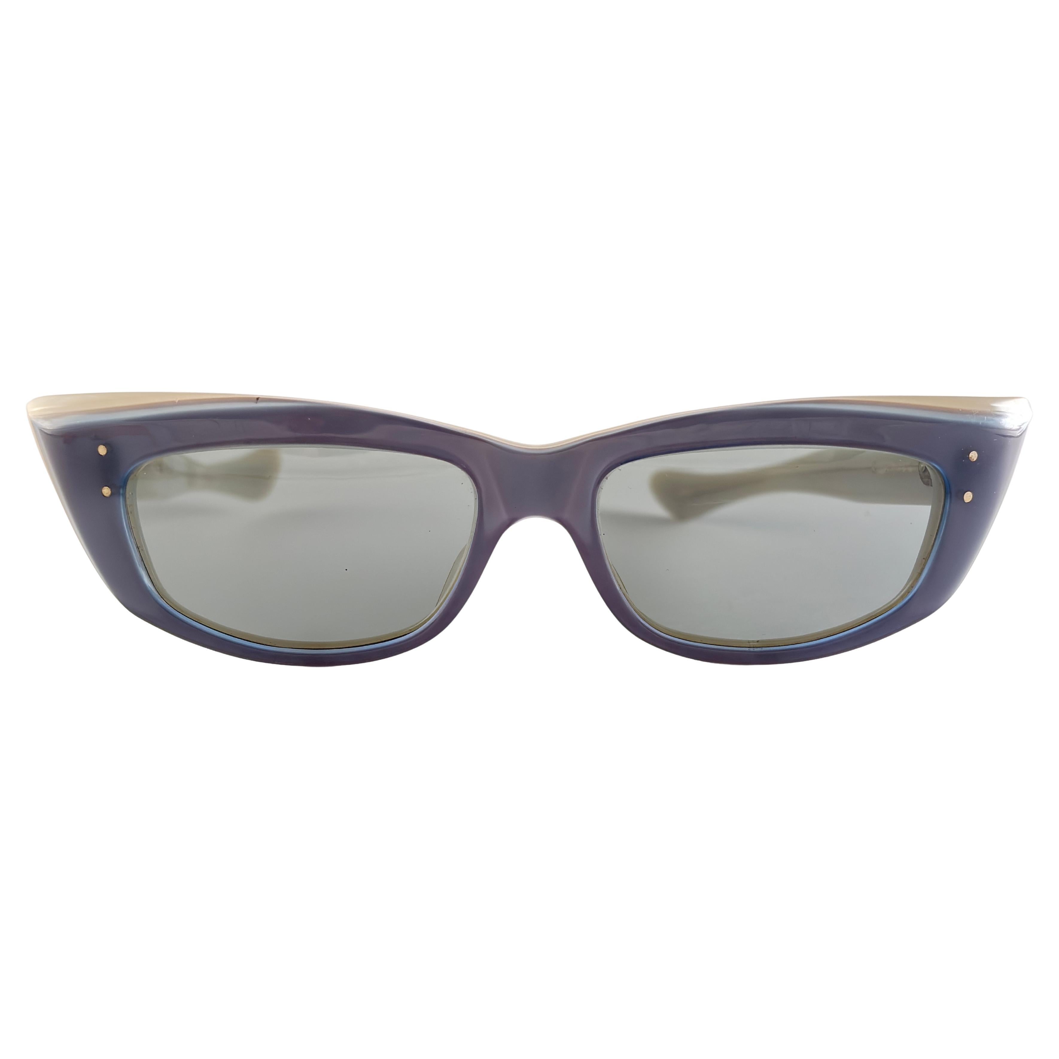 Gafas de sol Vintage Midcentury Wide Cat Eye con cristales grises.

Este artículo tiene pequeños signos de desgaste en el marco debido al almacenamiento.

Medidas 

Frente : 15,5 cm 
Altura de la lente : 3,7 Cms
Anchura de la lente : 5,5 Cms
Templos