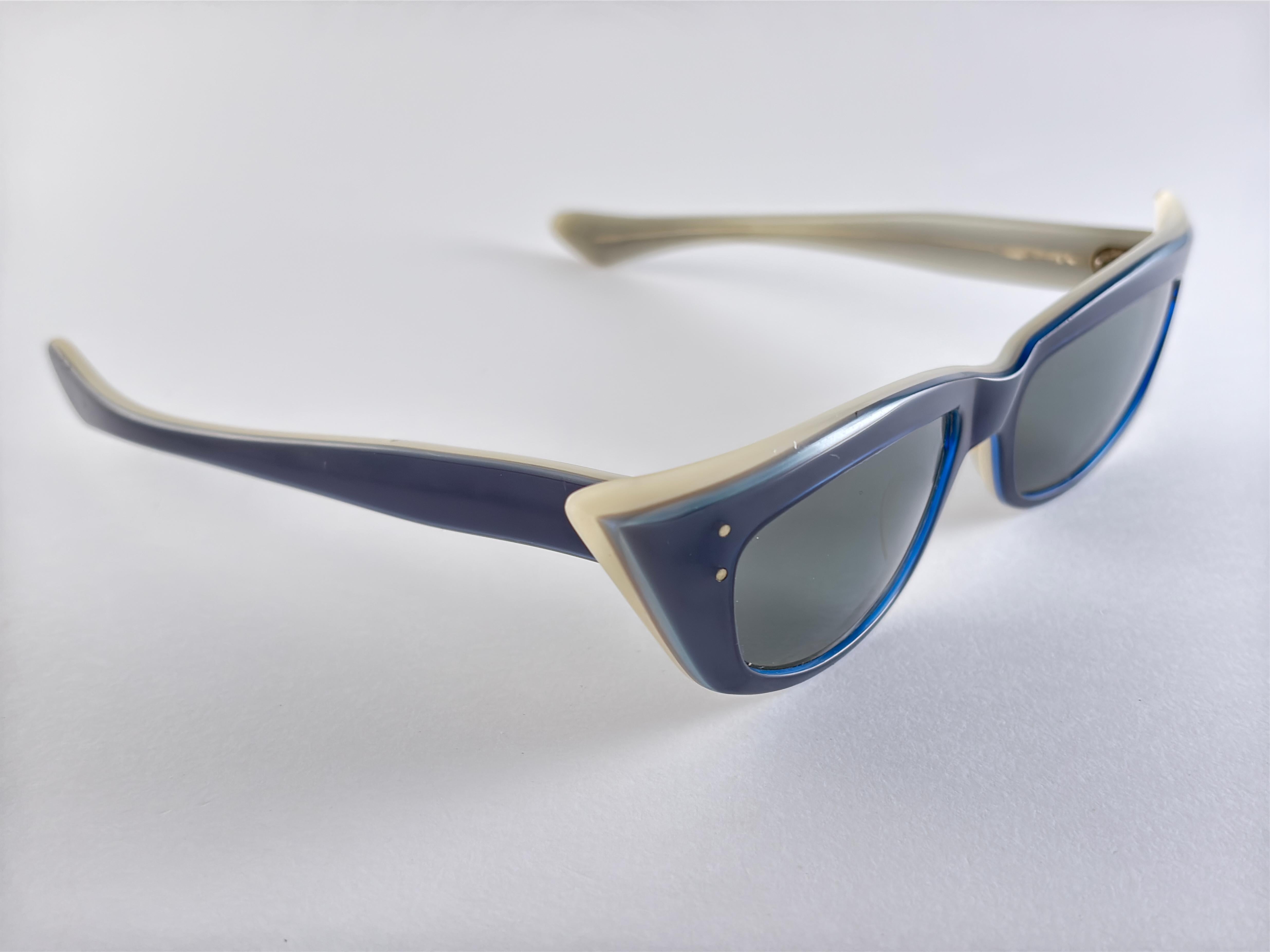 Gafas de sol Vintage de Ojos Cate Anchas de Mediados de Siglo Fabricadas en Francia Gris en venta