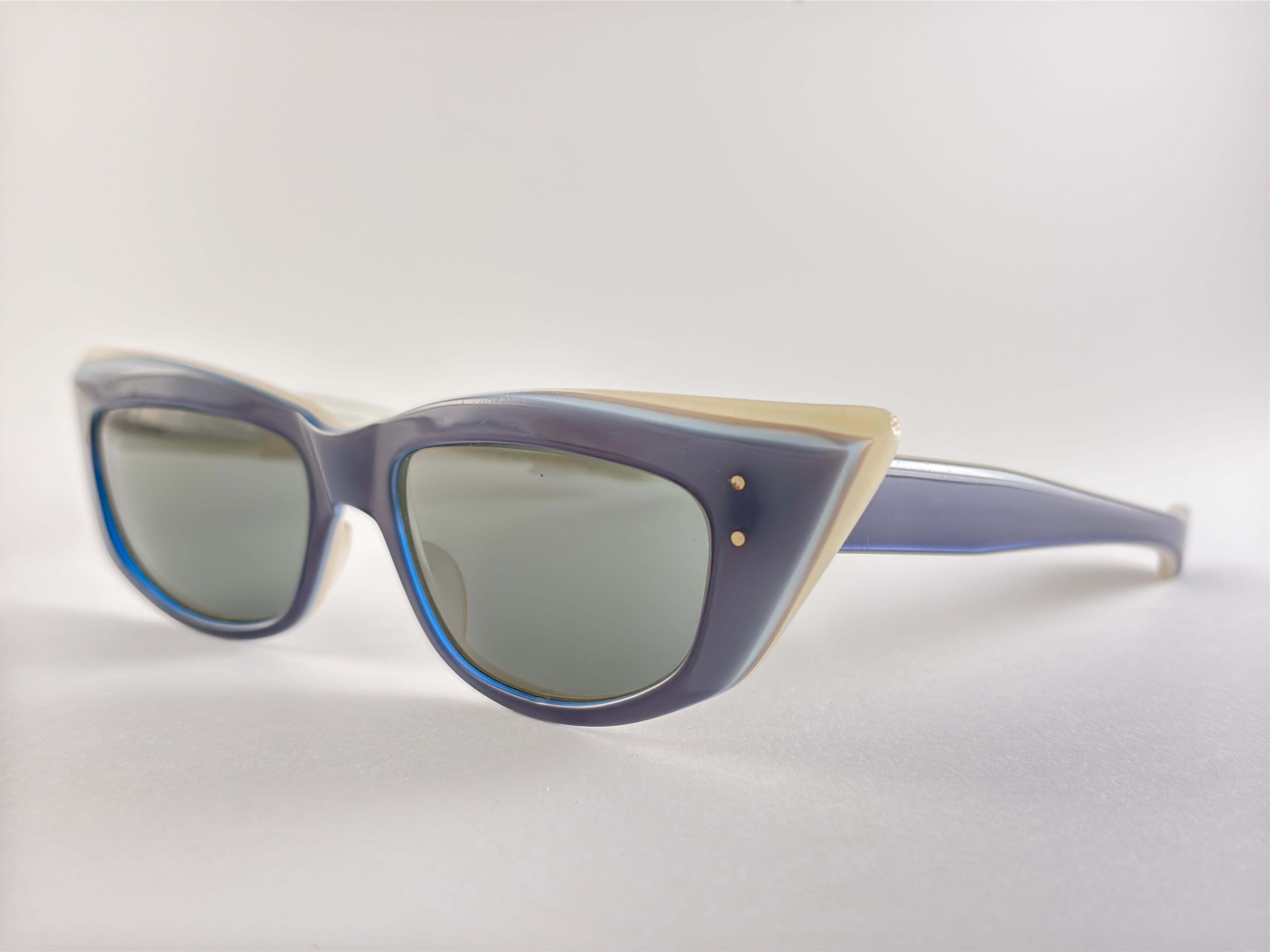 Gafas de sol Vintage de Ojos Cate Anchas de Mediados de Siglo Fabricadas en Francia en venta 1