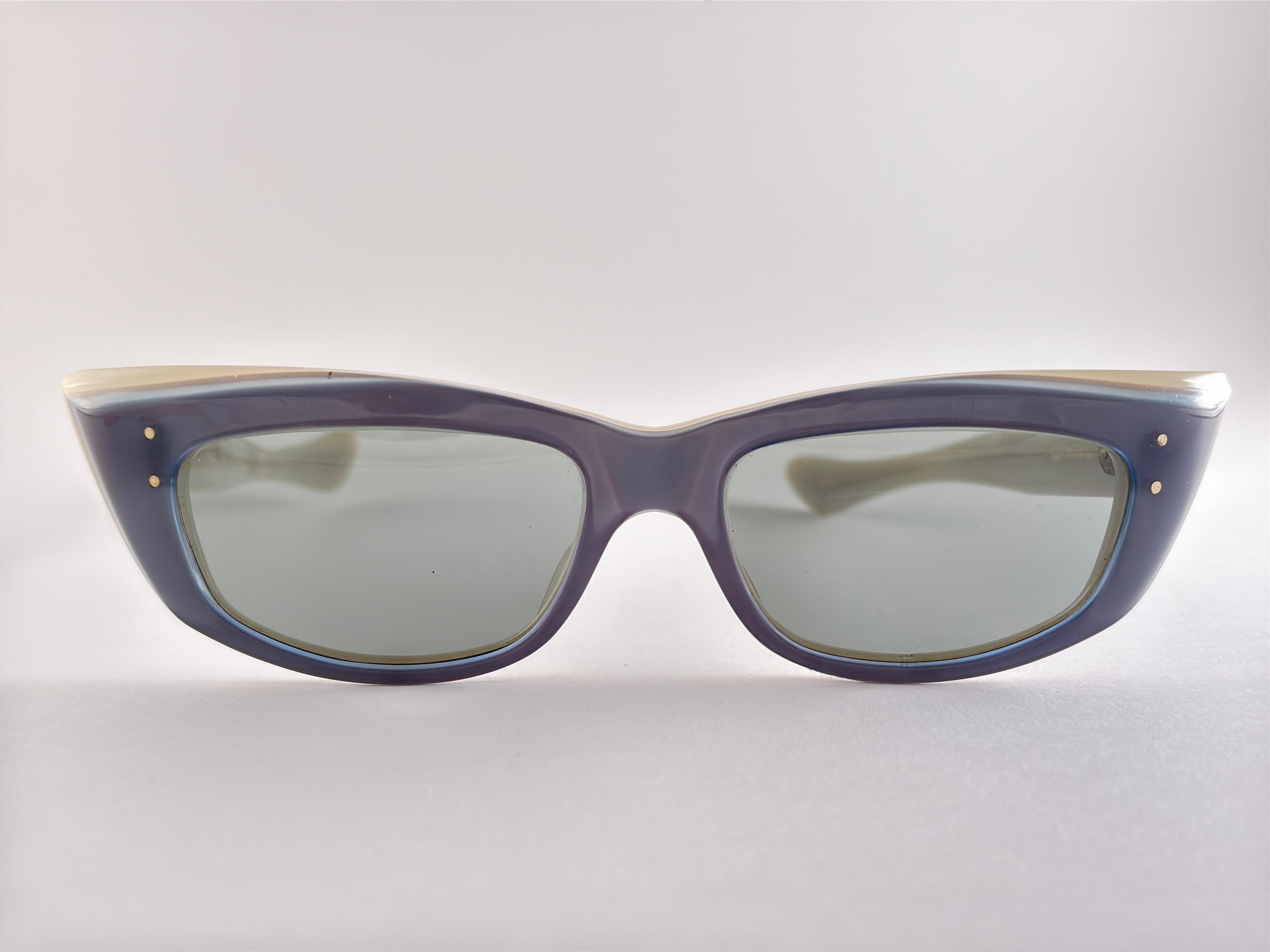 Gafas de sol Vintage de Ojos Cate Anchas de Mediados de Siglo Fabricadas en Francia en venta 3
