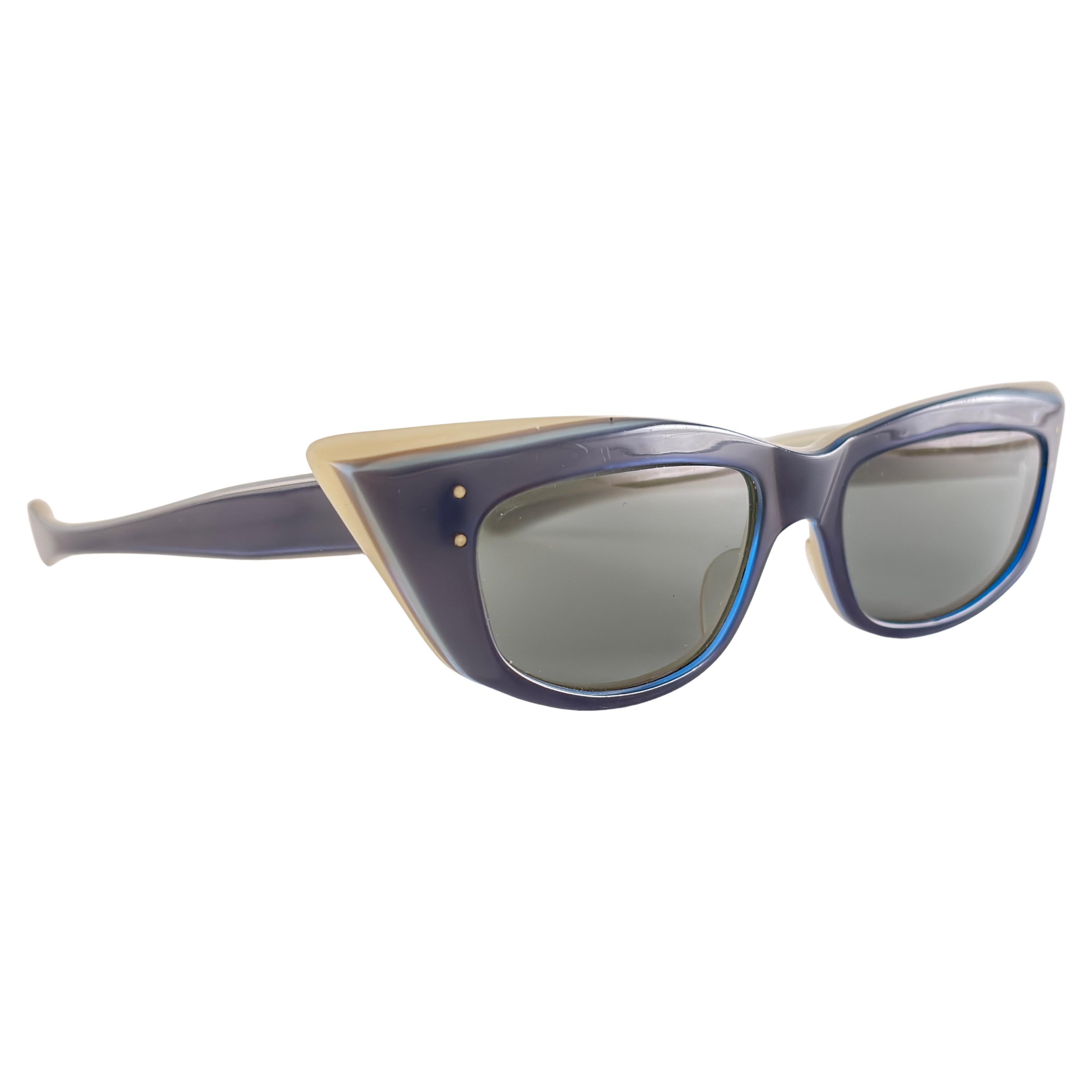 Gafas de sol Vintage de Ojos Cate Anchas de Mediados de Siglo Fabricadas en Francia en venta
