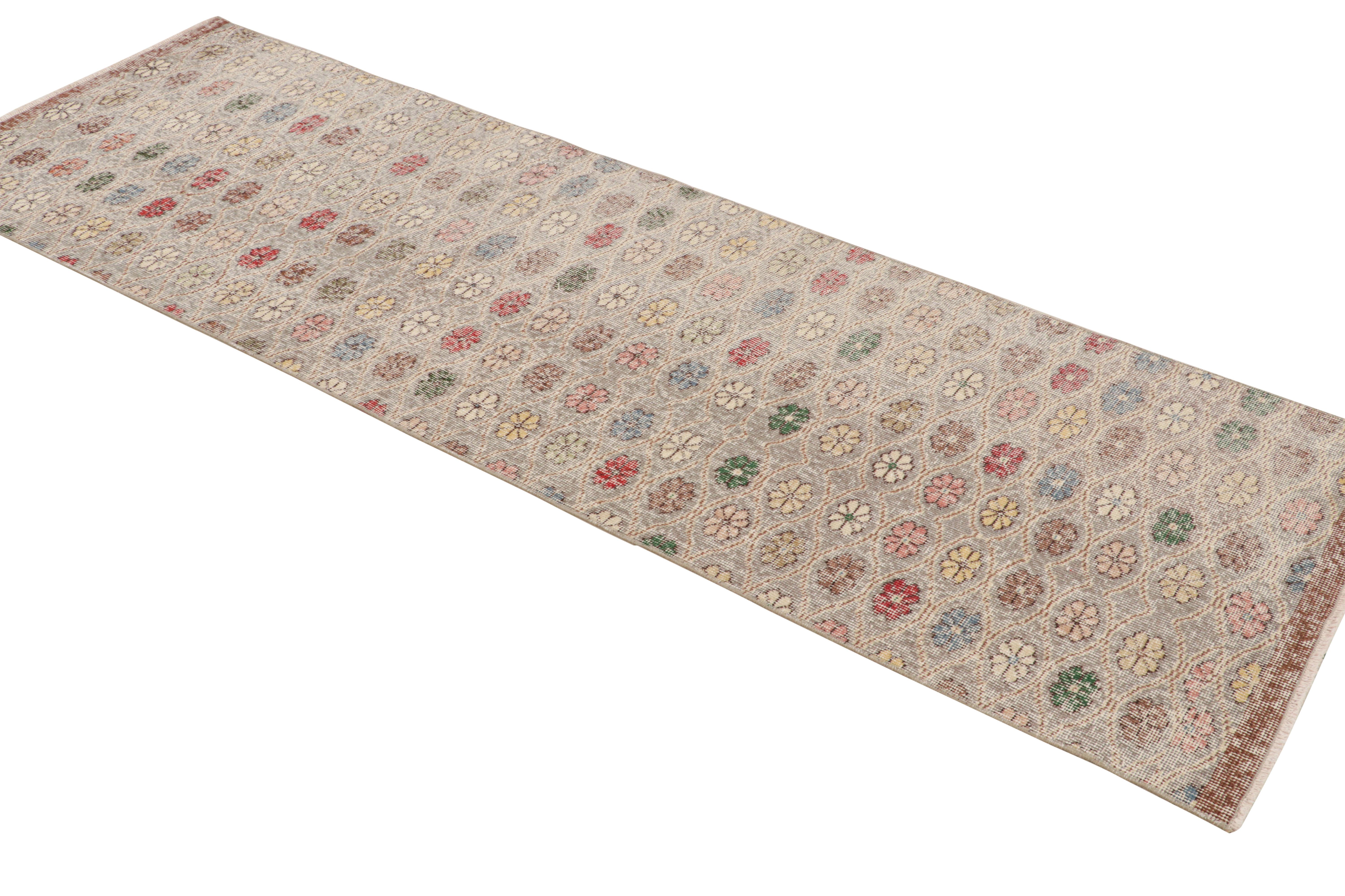 Vintage-Woll-Läufer aus der Mitte des Jahrhunderts mit mehrfarbigem Blumenmuster von Teppich & Kelim (Türkisch)