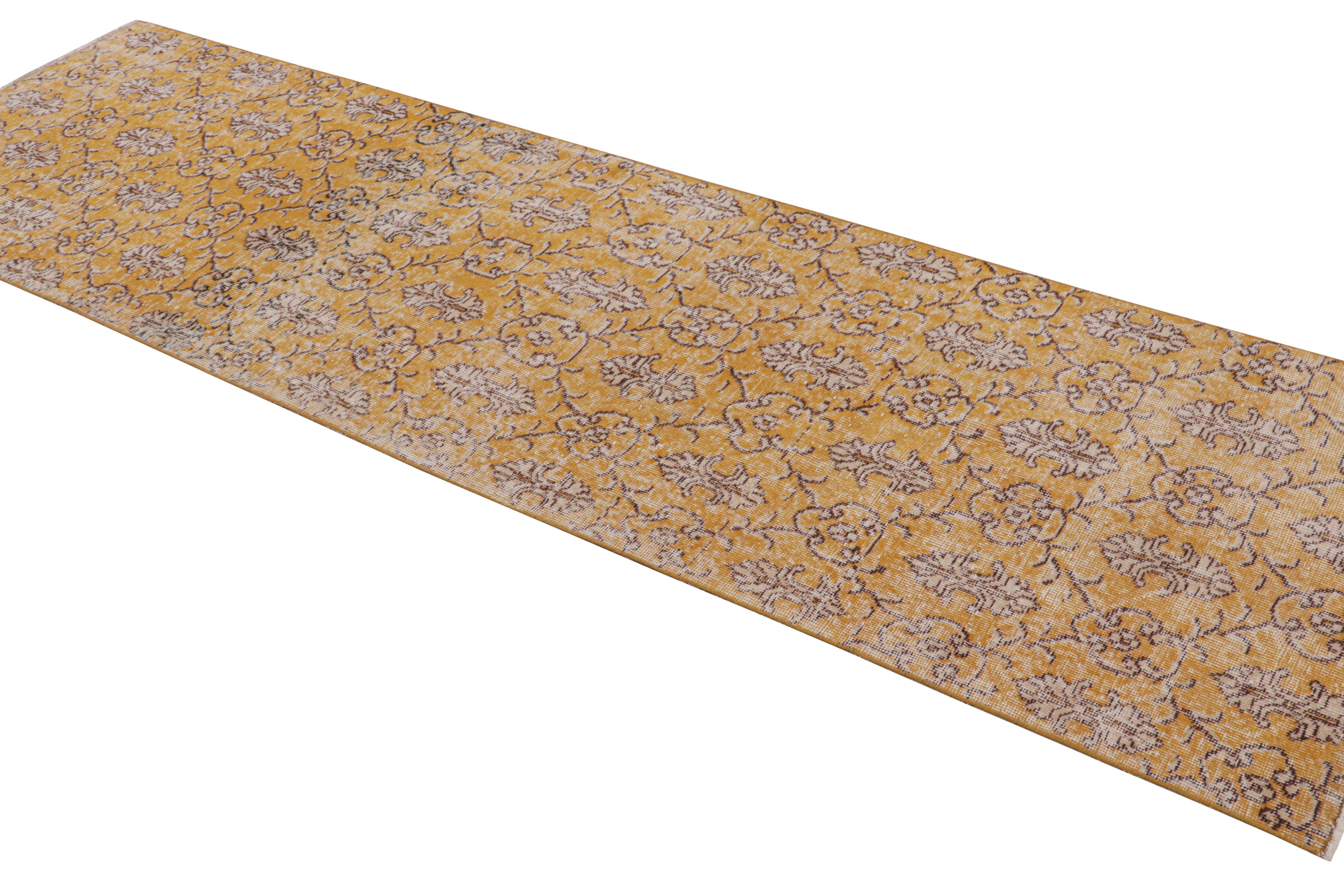 Anudada a mano en Turquía entre 1950 y 1960, esta alfombra vintage de lana de mediados de siglo pertenece a una serie selecta de un célebre diseñador turco, y goza de una estética shabby-chic única. Inspirada en los estilos tradicionales orientales