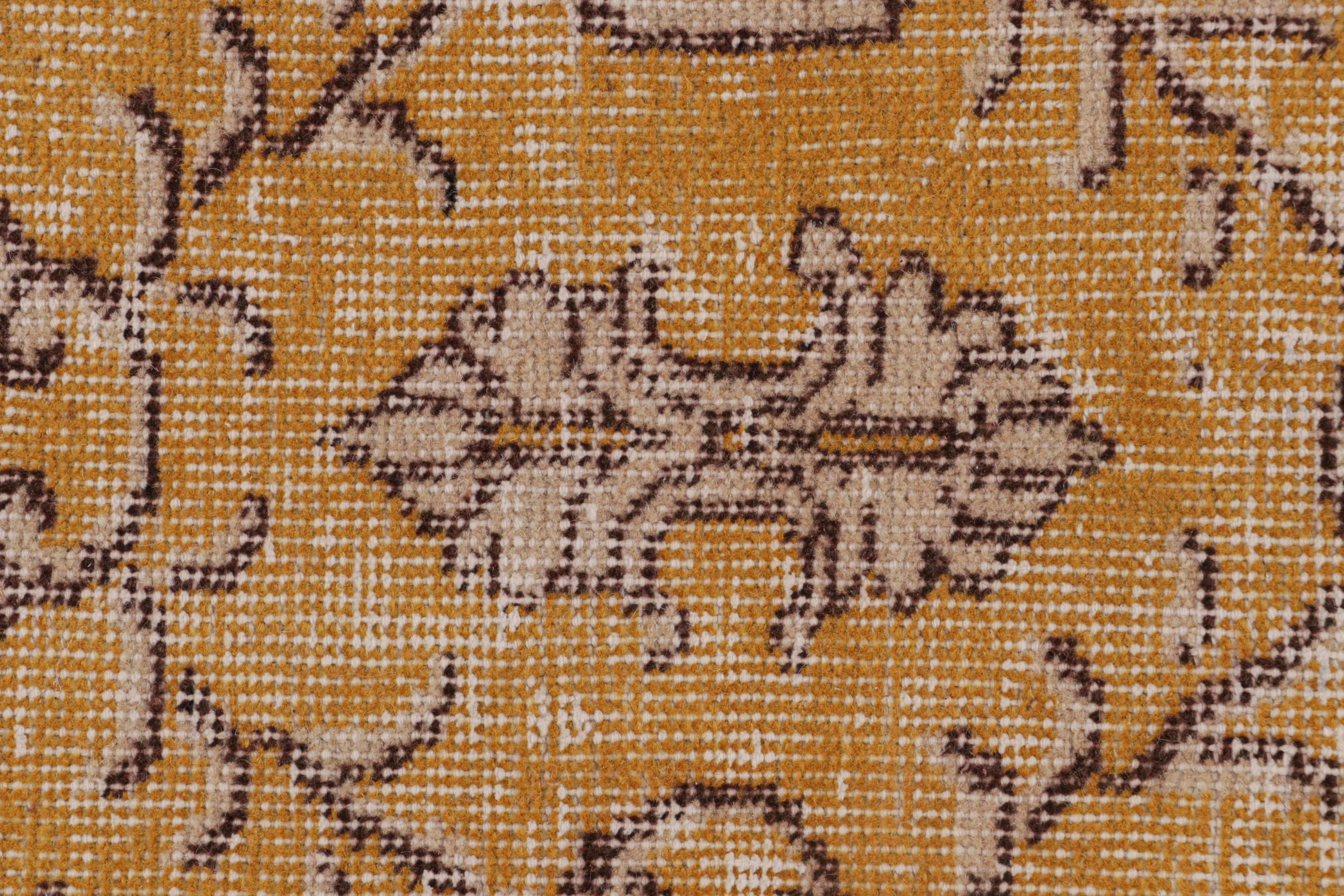 Traves de Mesa Vintage Midcentury en Lana Amarilla con Detalles en Blanco y Negro by Rug & Kilim en Excelente estado para la venta en Long Island City, NY