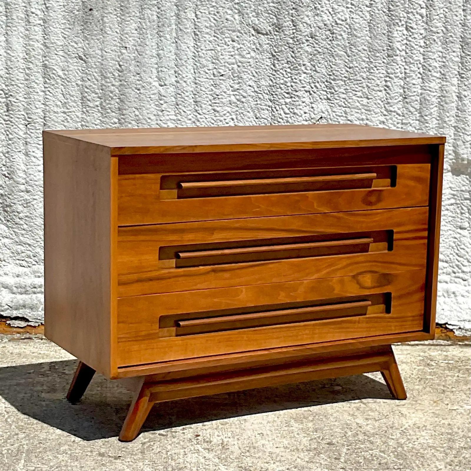 Vintage Midcentury Young Manufacturing Chest of Drawers In Good Condition In west palm beach, FL