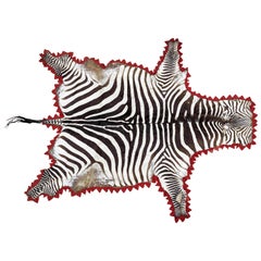 Vintage Midcentury Zebrafell mit roter Verzierung