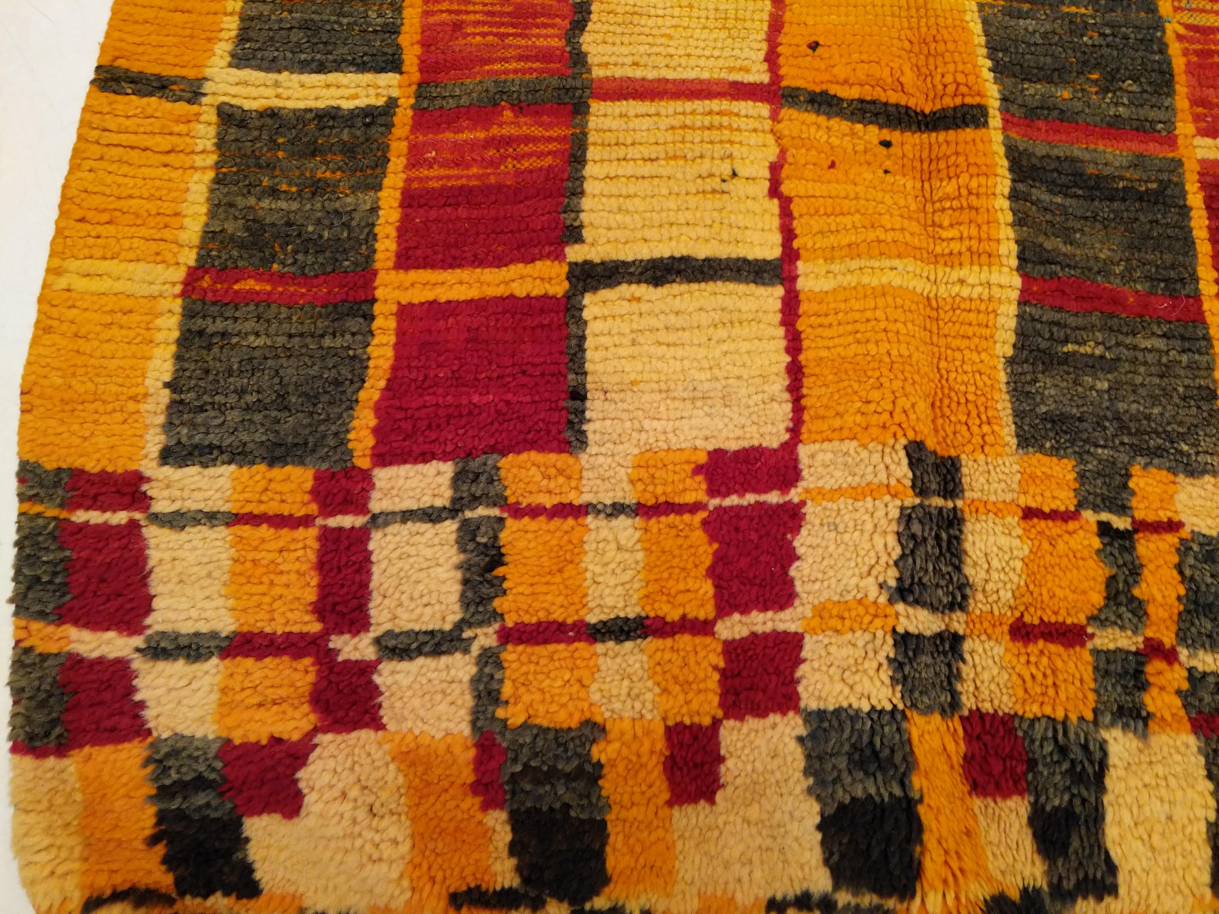 Vintage Middle Atlas Boujad Moroccan Berber Rug In Excellent Condition For Sale In Milan, IT